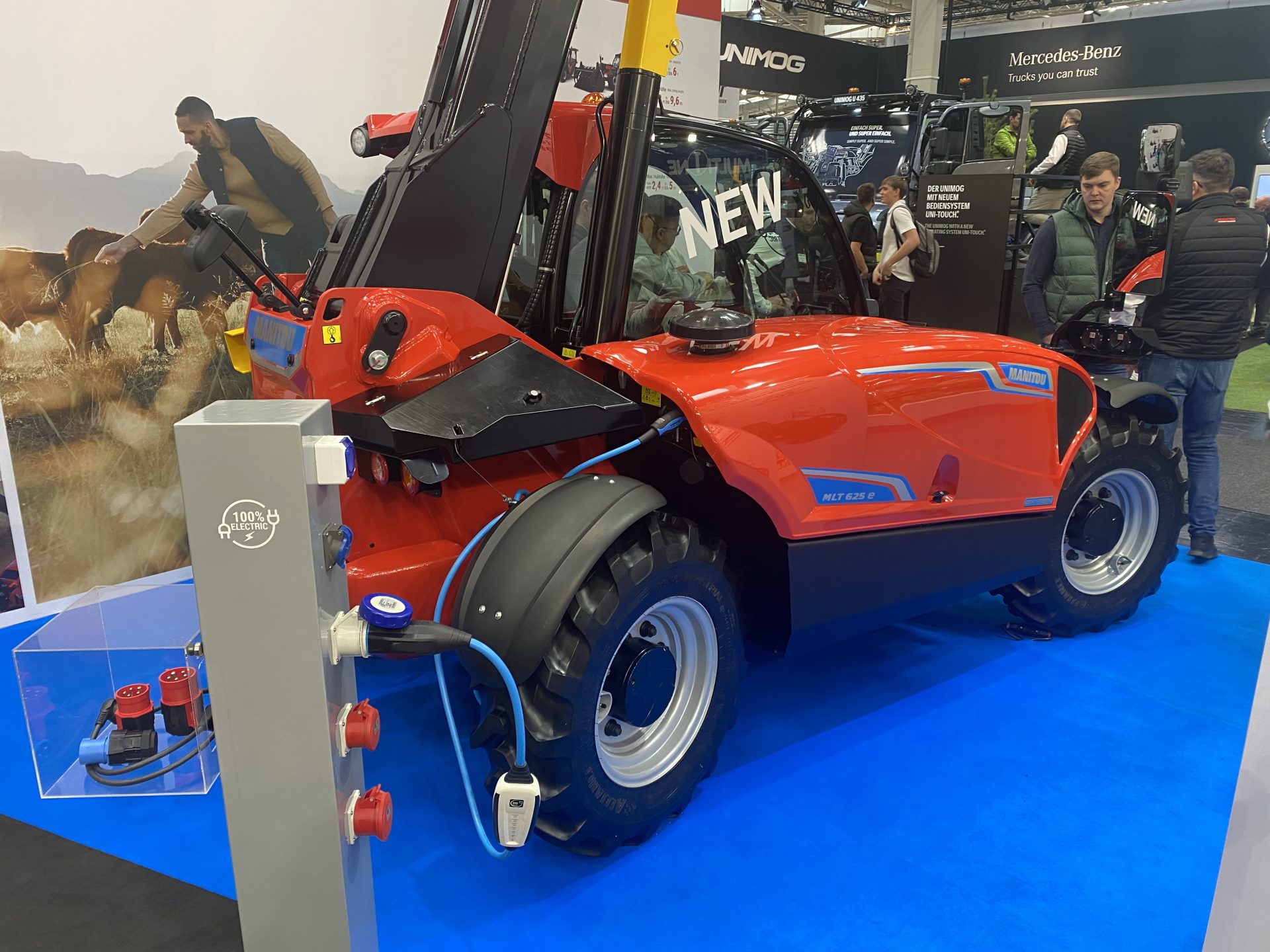 Manitou shows electric telehandler
