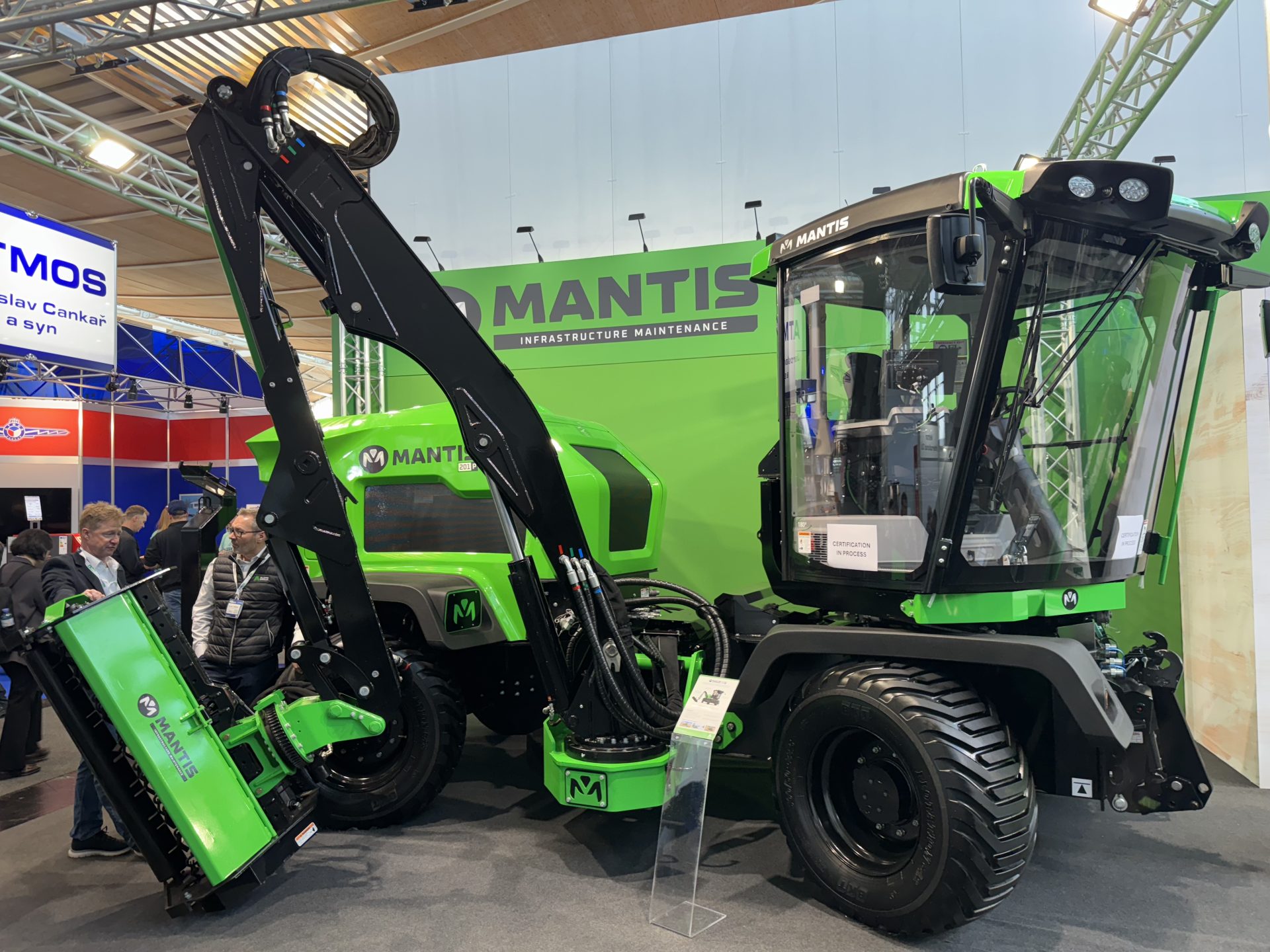 Mantis preying on Energreen