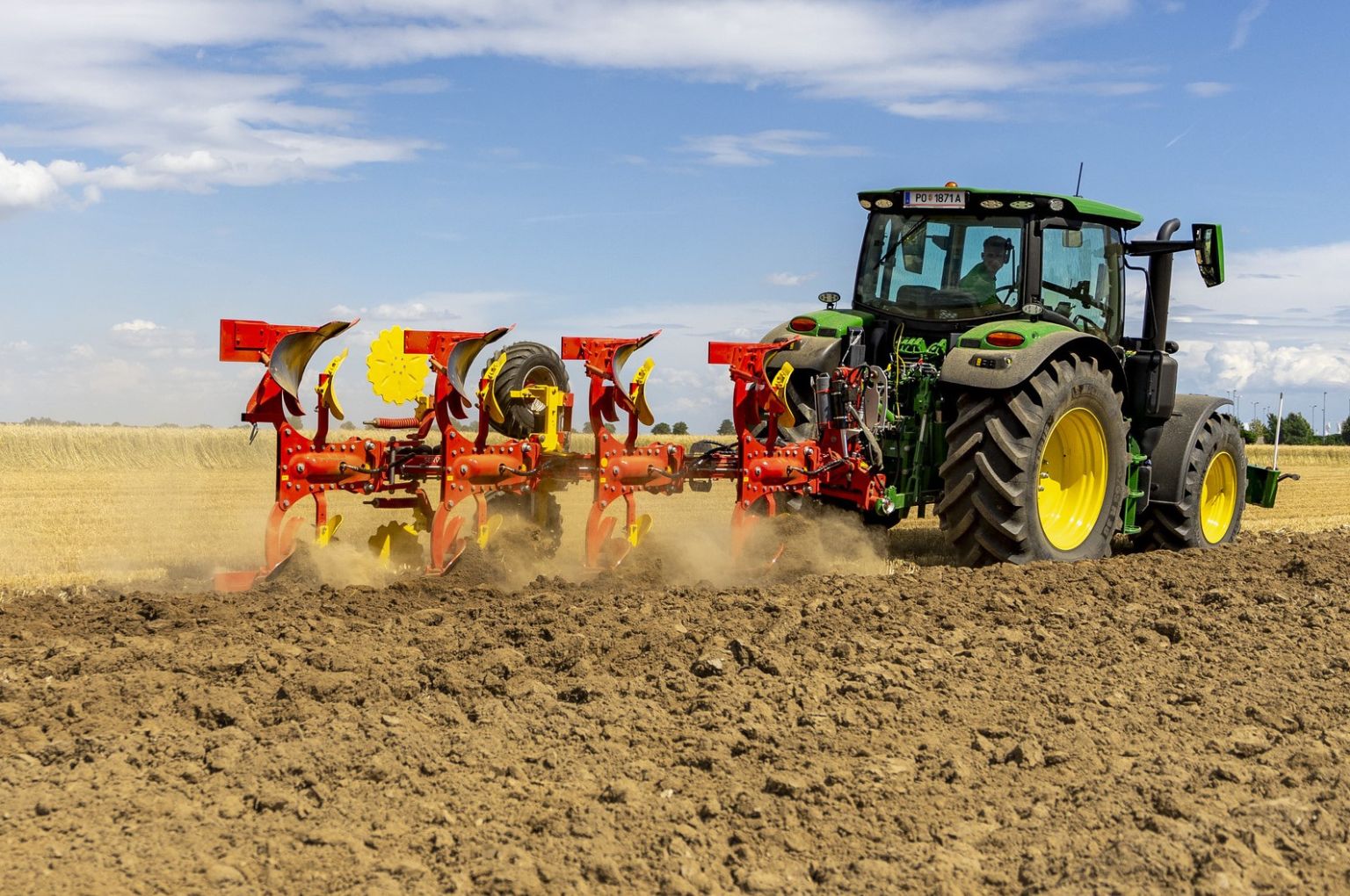 Servo 3000 ploughs up to 200 HP