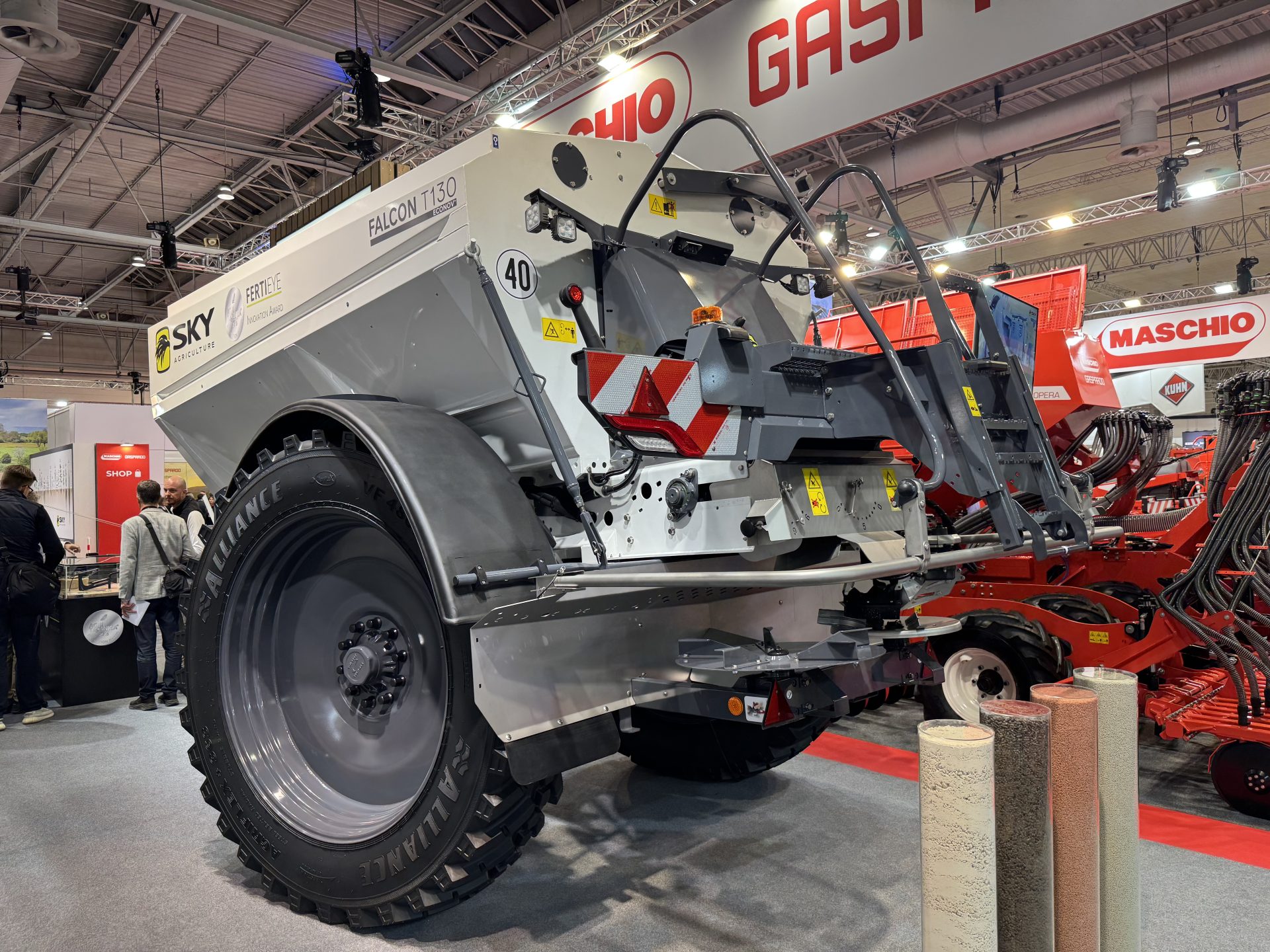 Smart setting trailed spreader