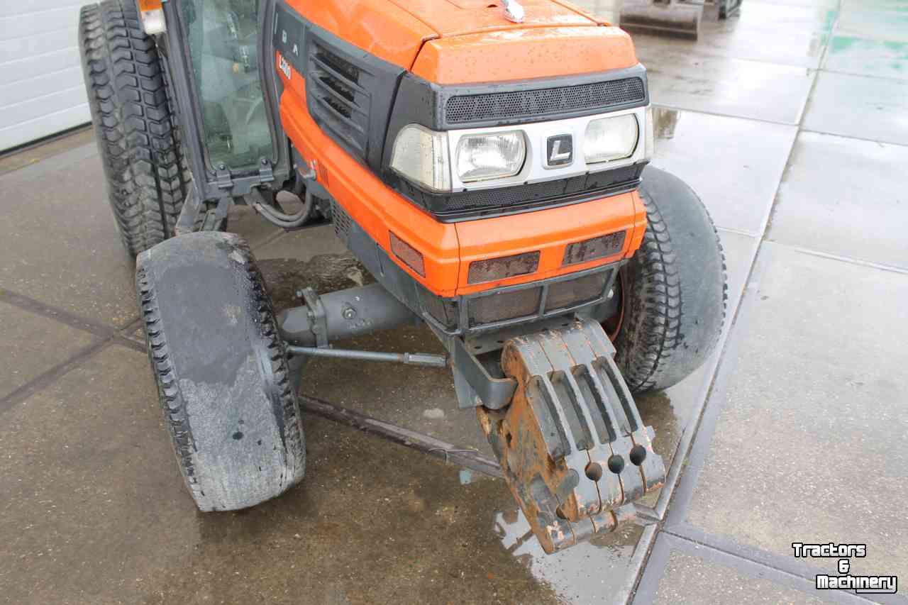 Tracteur pour horticulture Kubota L3300 tuinbouwtrekker tractor met cabine en gazonbanden