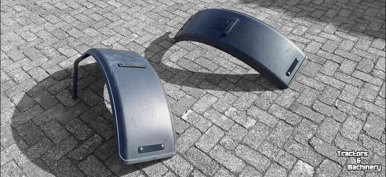 Autres tracteurs et accessoires John Deere 2 originele John Deere voorwiel spatborden.