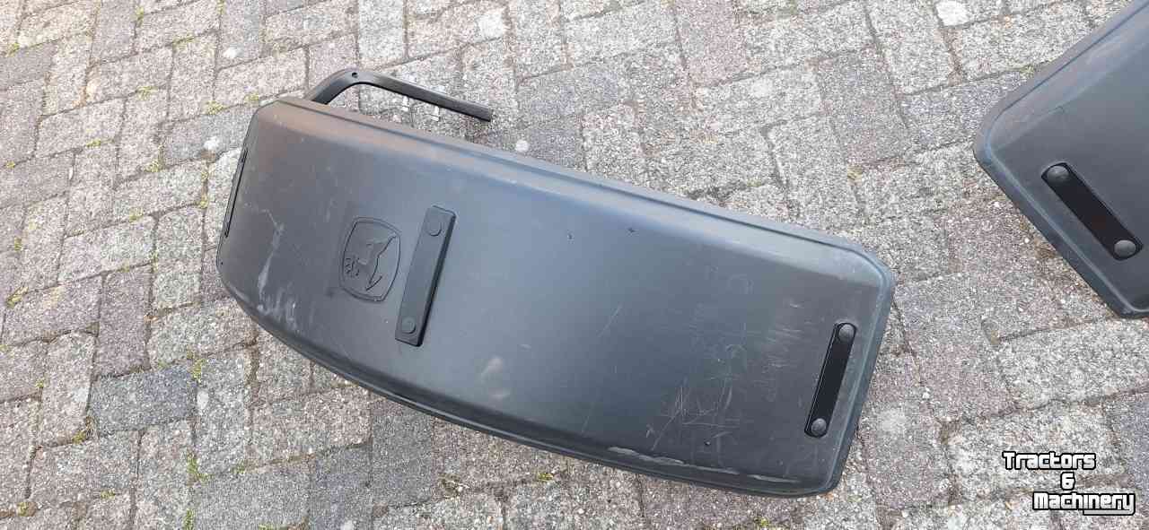 Autres tracteurs et accessoires John Deere 2 originele John Deere voorwiel spatborden.