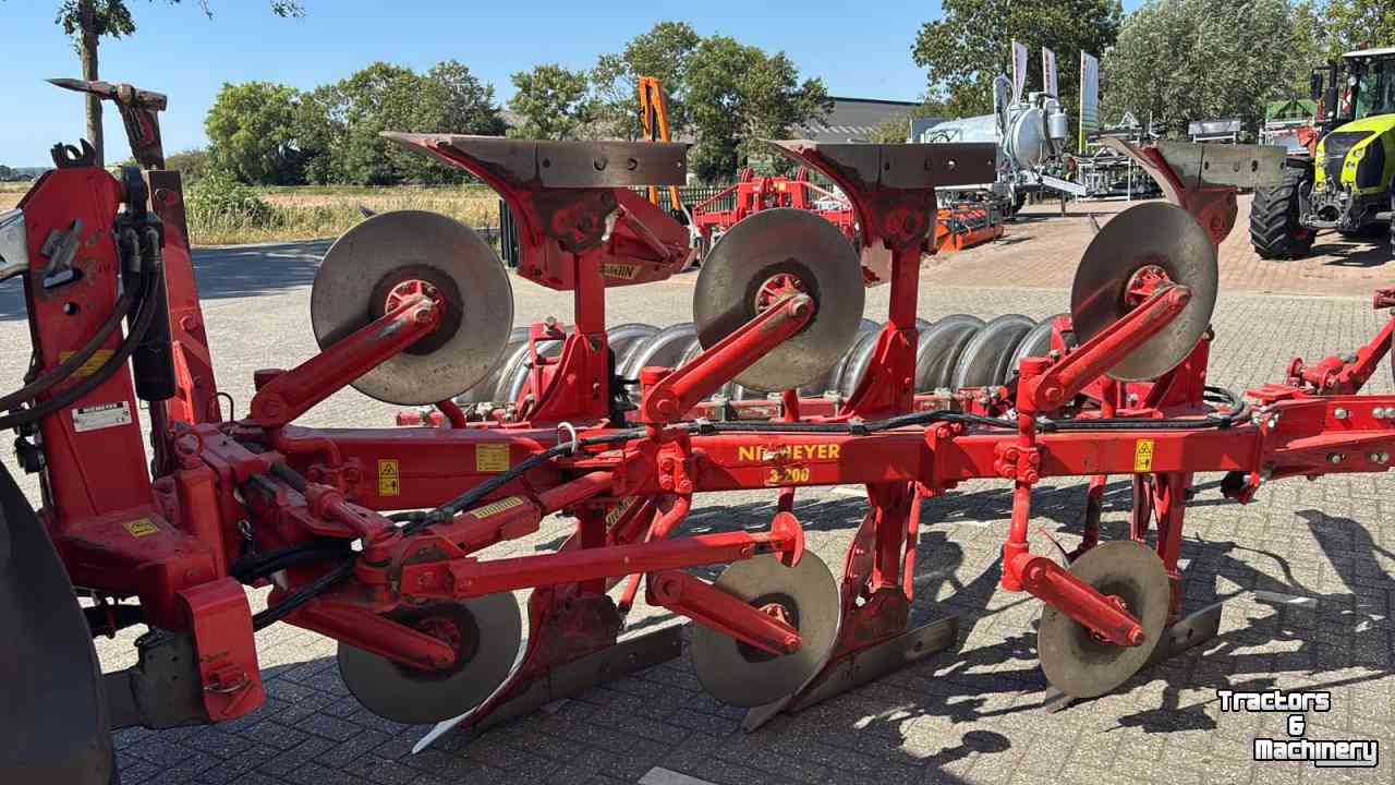 Charrues Niemeyer Delta 3-200 MAIII  3 schaar wentelploeg met vorenpakker