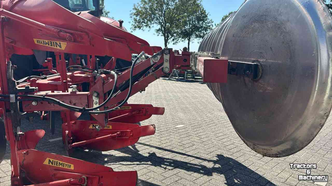 Charrues Niemeyer Delta 3-200 MAIII  3 schaar wentelploeg met vorenpakker