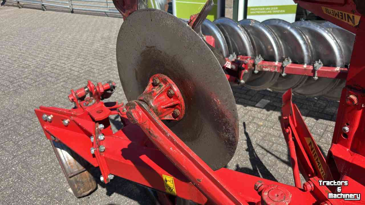 Charrues Niemeyer Delta 3-200 MAIII  3 schaar wentelploeg met vorenpakker