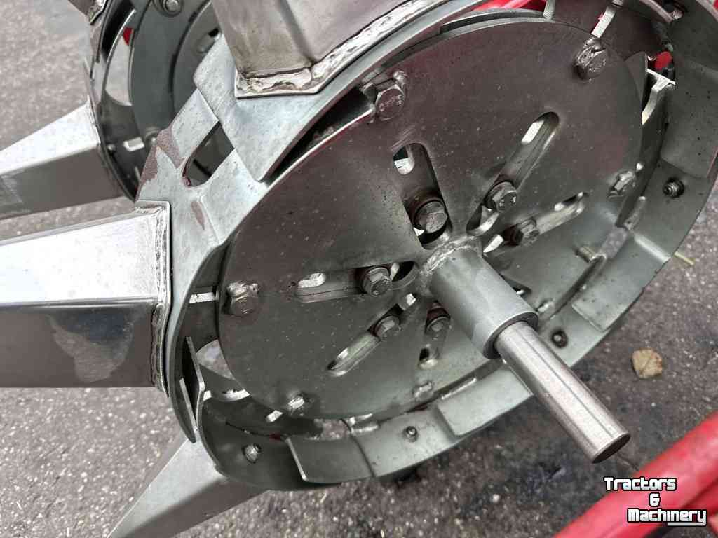 Planteuse  plantmachine 2 rijig voor de aardbeienruggenteelt.