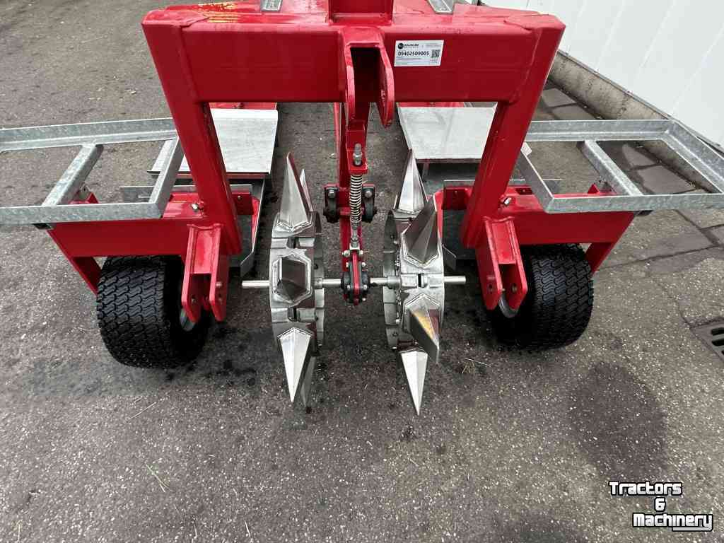 Planteuse  plantmachine 2 rijig voor de aardbeienruggenteelt.