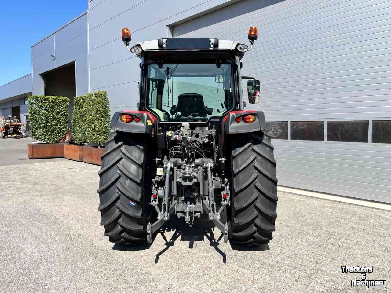 Tracteur Massey Ferguson 5711M Dyna 4
