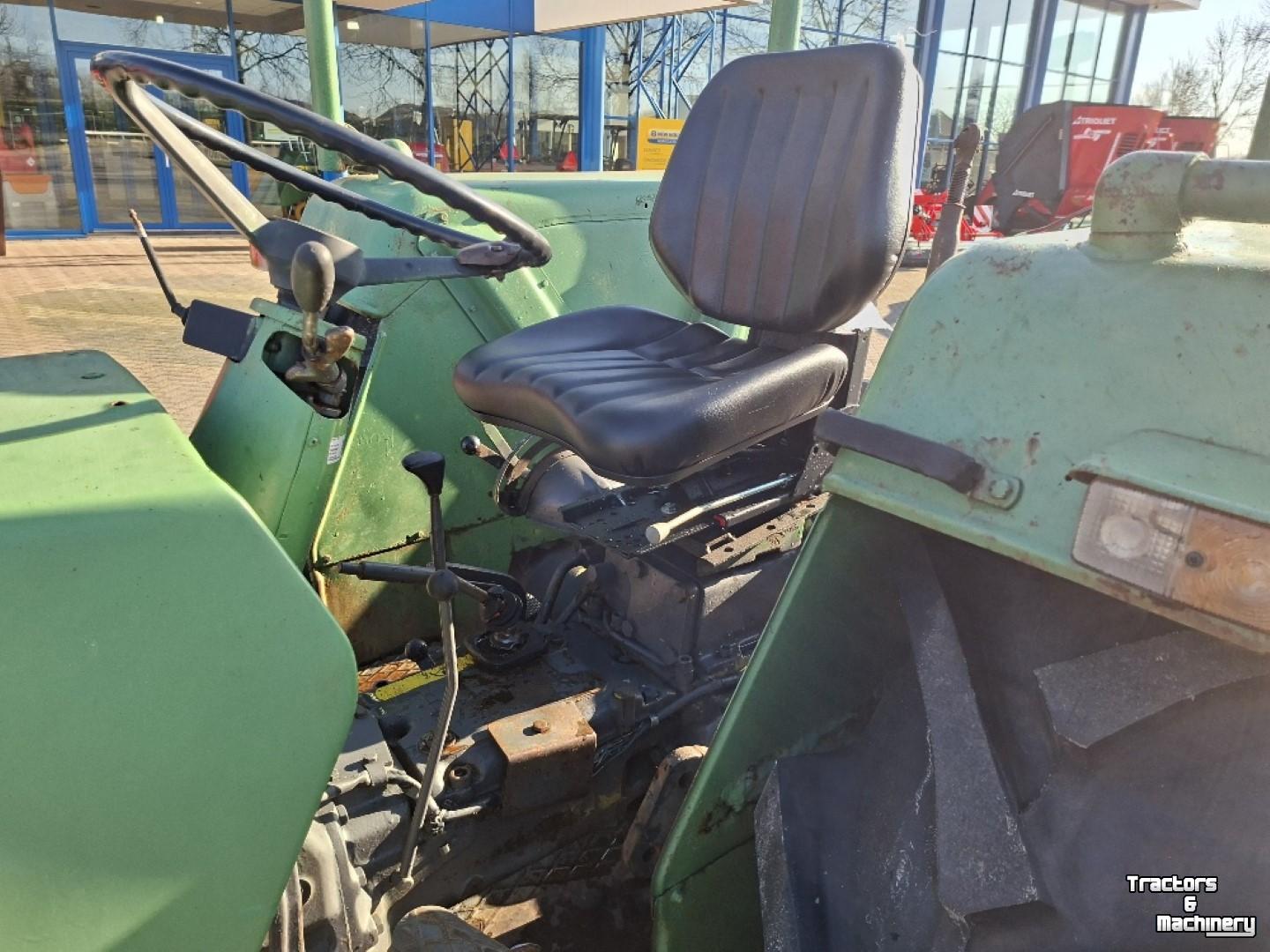 Tracteur pour vignes et vergers Fendt 102S