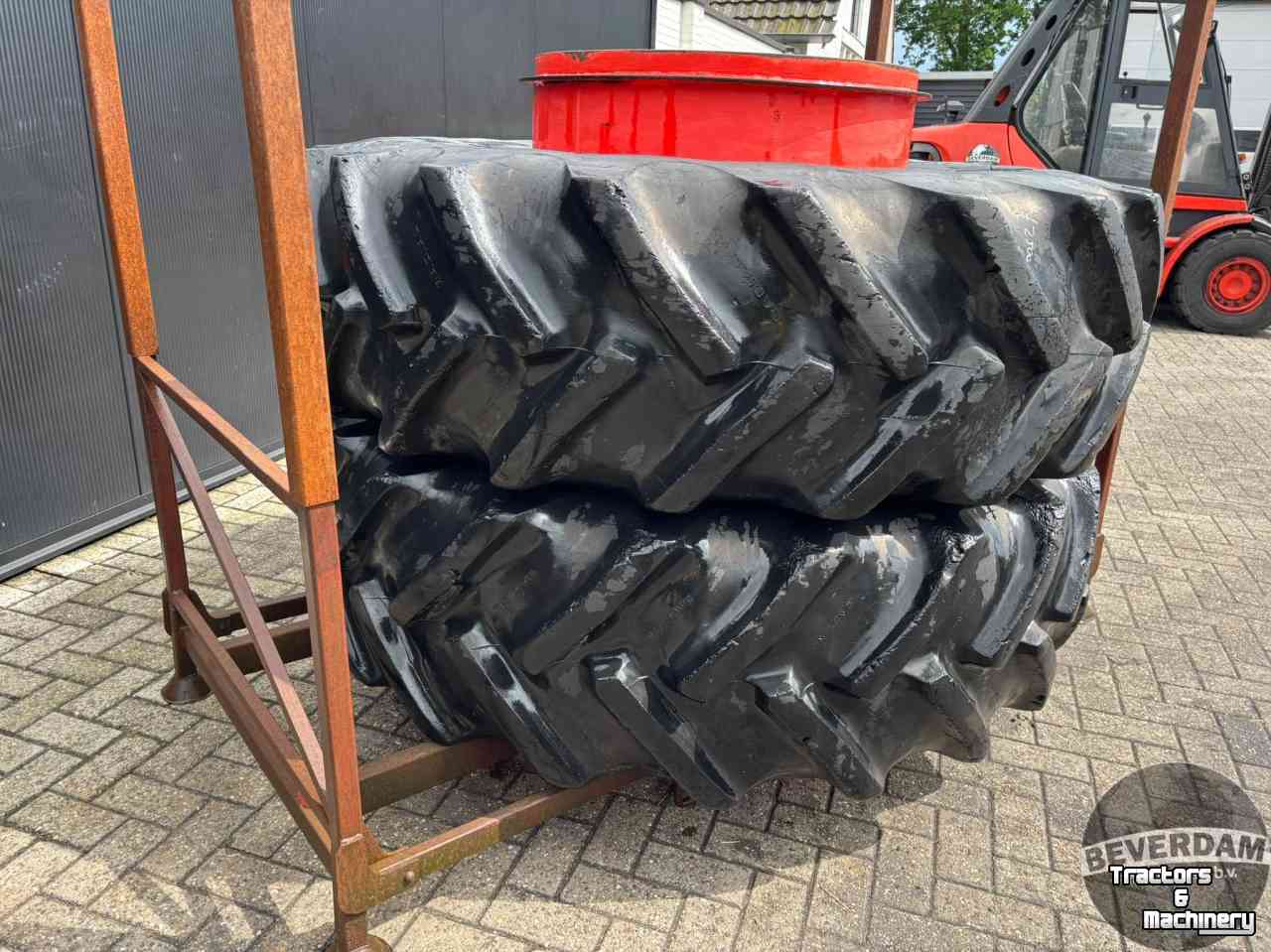 Roues, Pneus, Jantes, Barillets Jumelage Good Year 20.8R38 dubbellucht