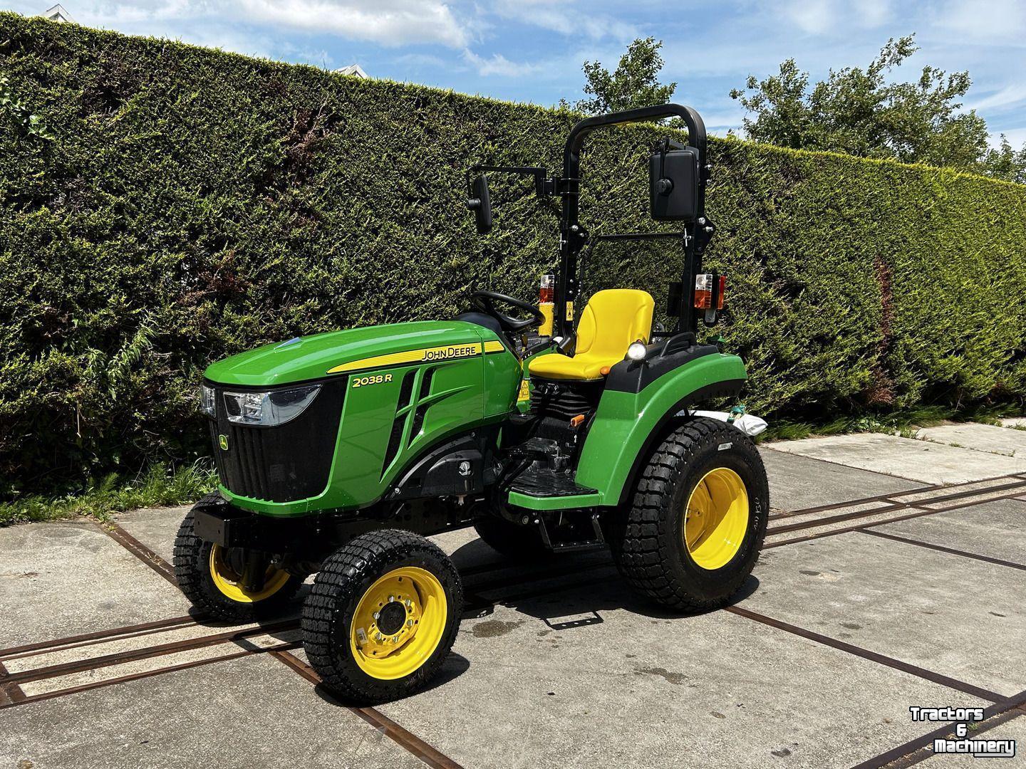 Tracteur pour vignes et vergers John Deere 2032R