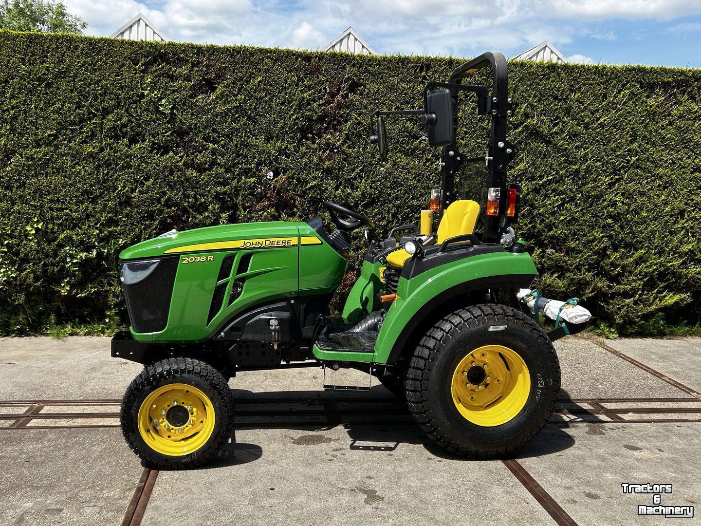 Tracteur pour vignes et vergers John Deere 2032R