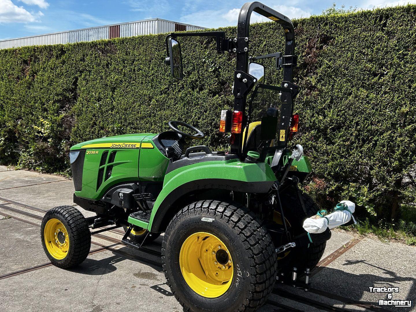 Tracteur pour vignes et vergers John Deere 2032R