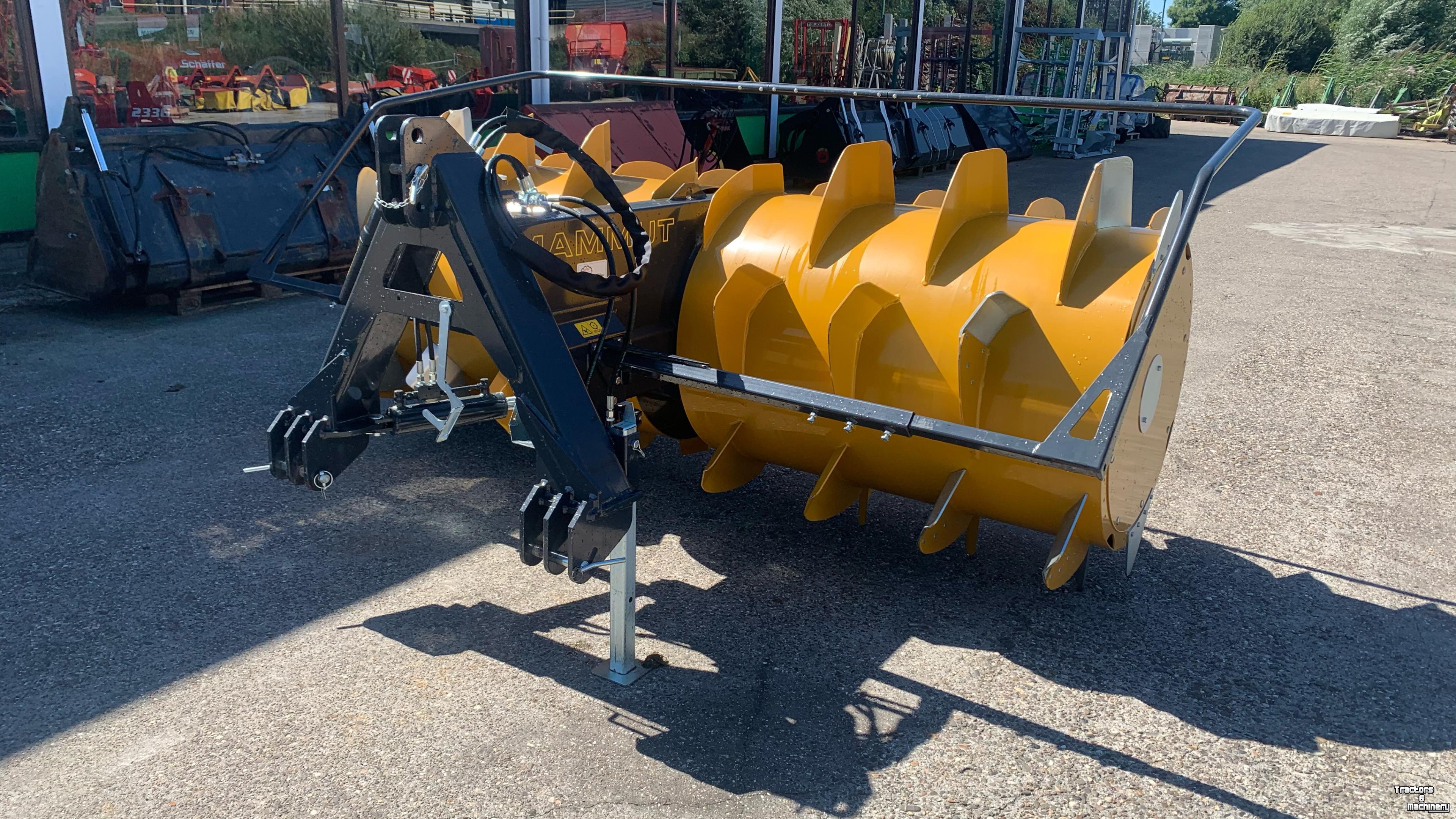Eparpilleur de fourrage Mammut Gigant 280 HSB