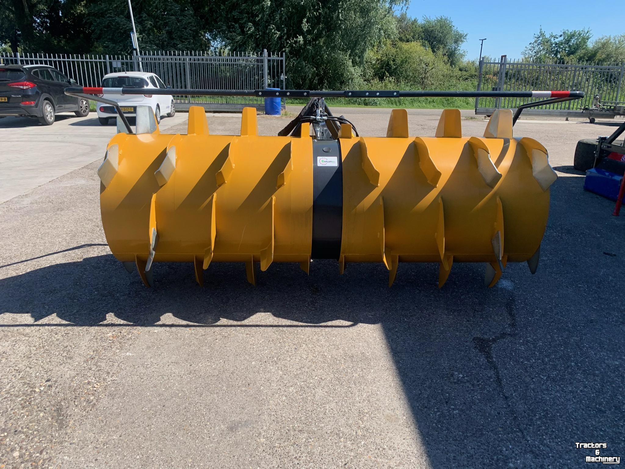 Eparpilleur de fourrage Mammut Gigant 280 HSB