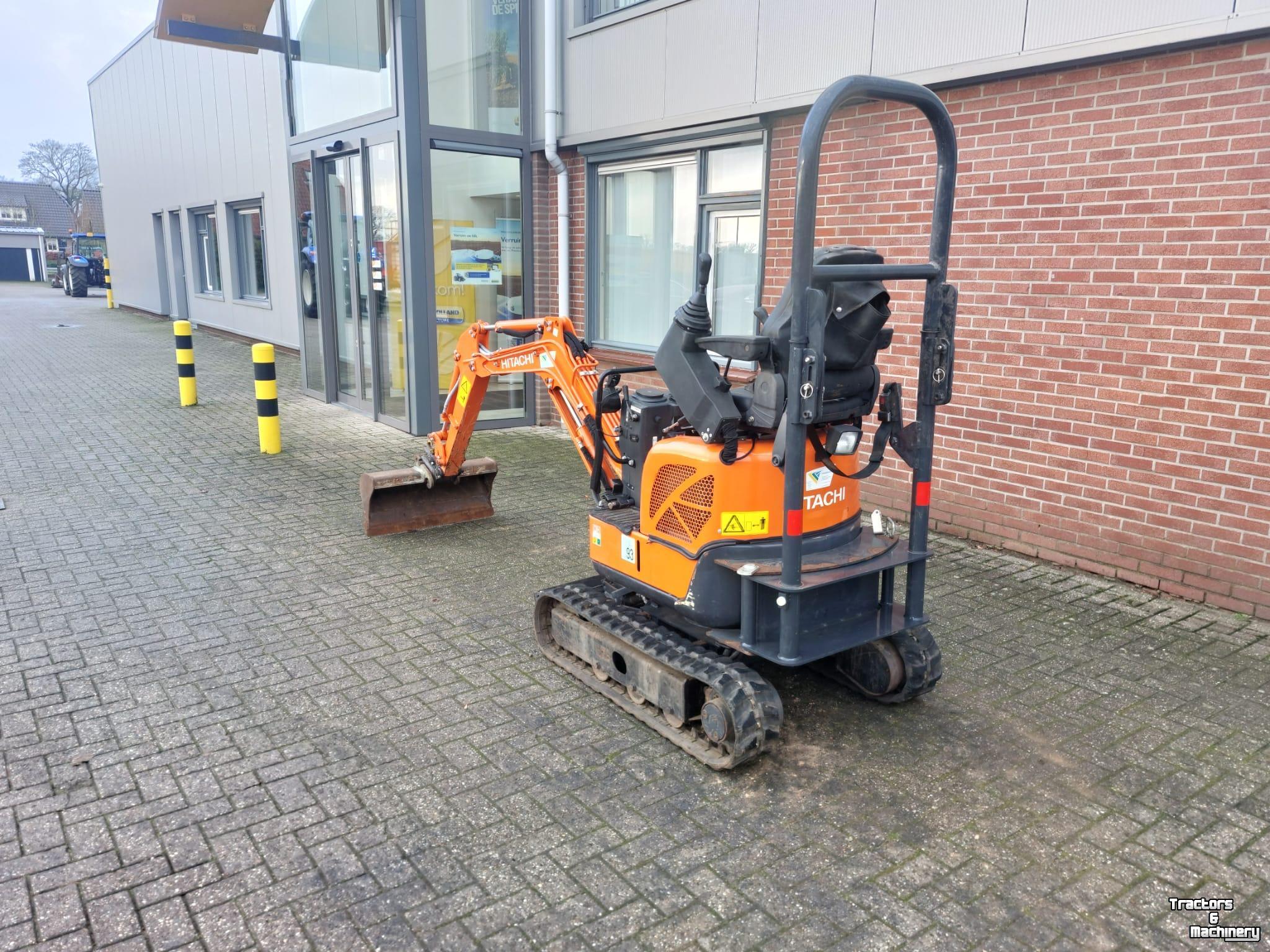 Pelles sur pneus Hitachi 10U