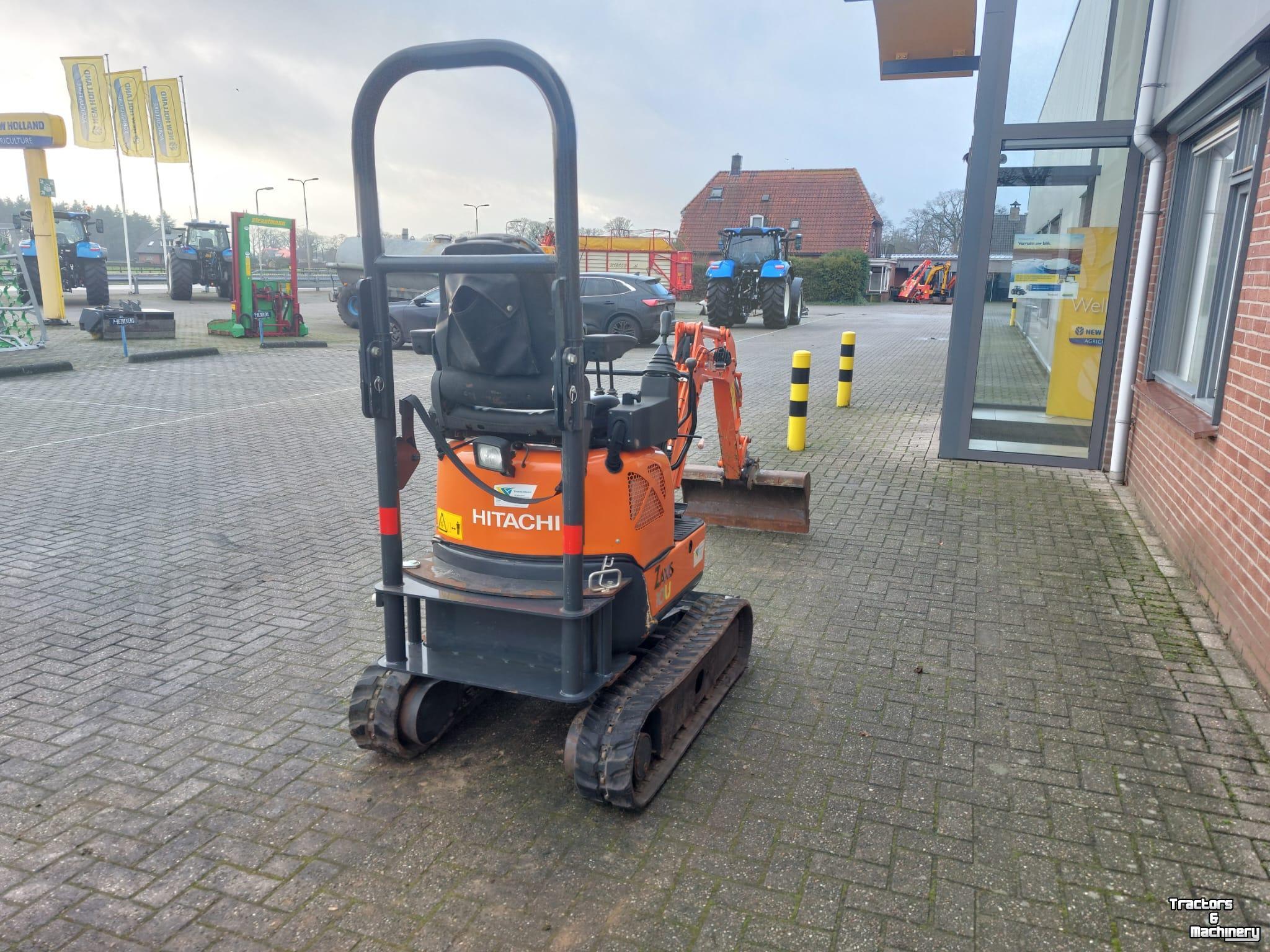 Pelles sur pneus Hitachi 10U