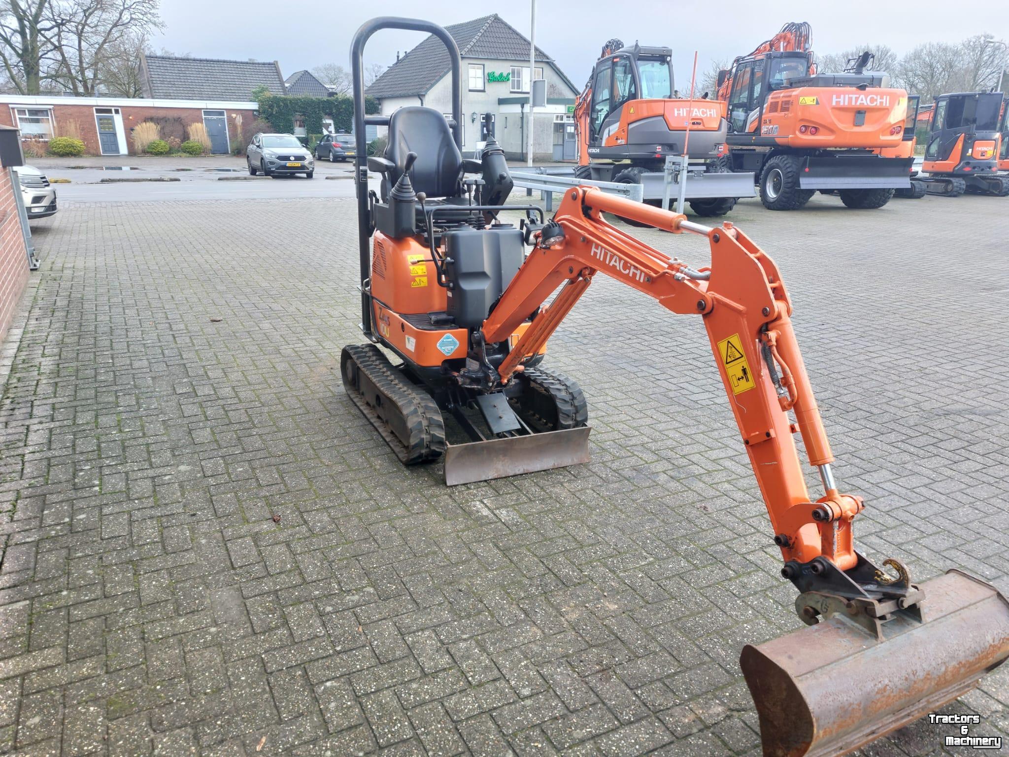 Pelles sur pneus Hitachi 10U