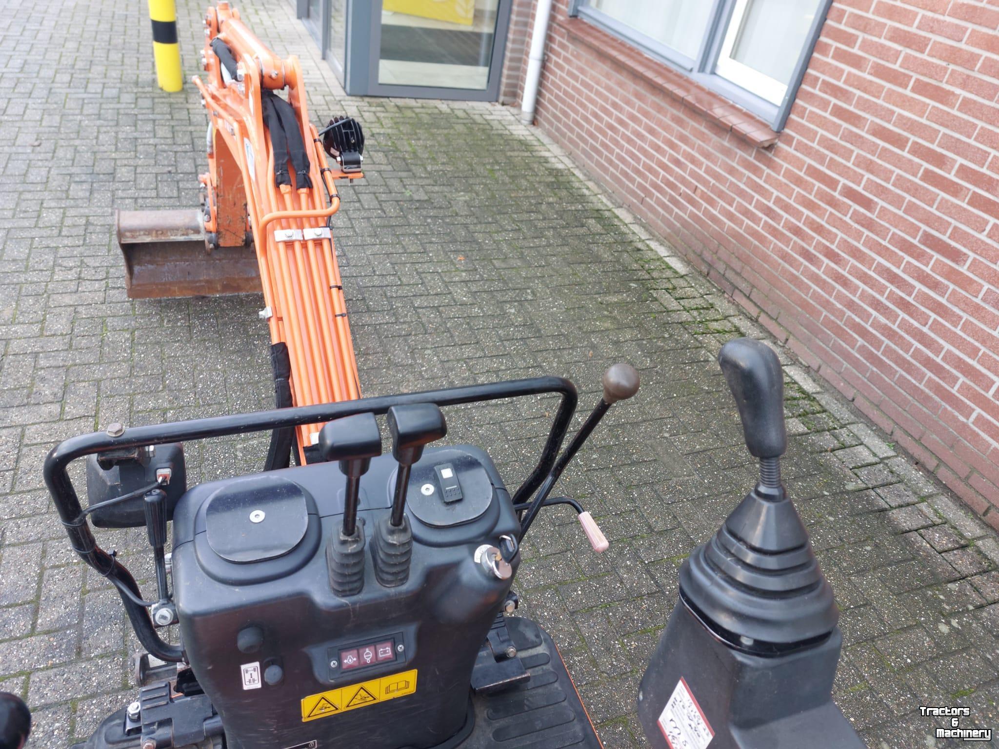 Pelles sur pneus Hitachi 10U