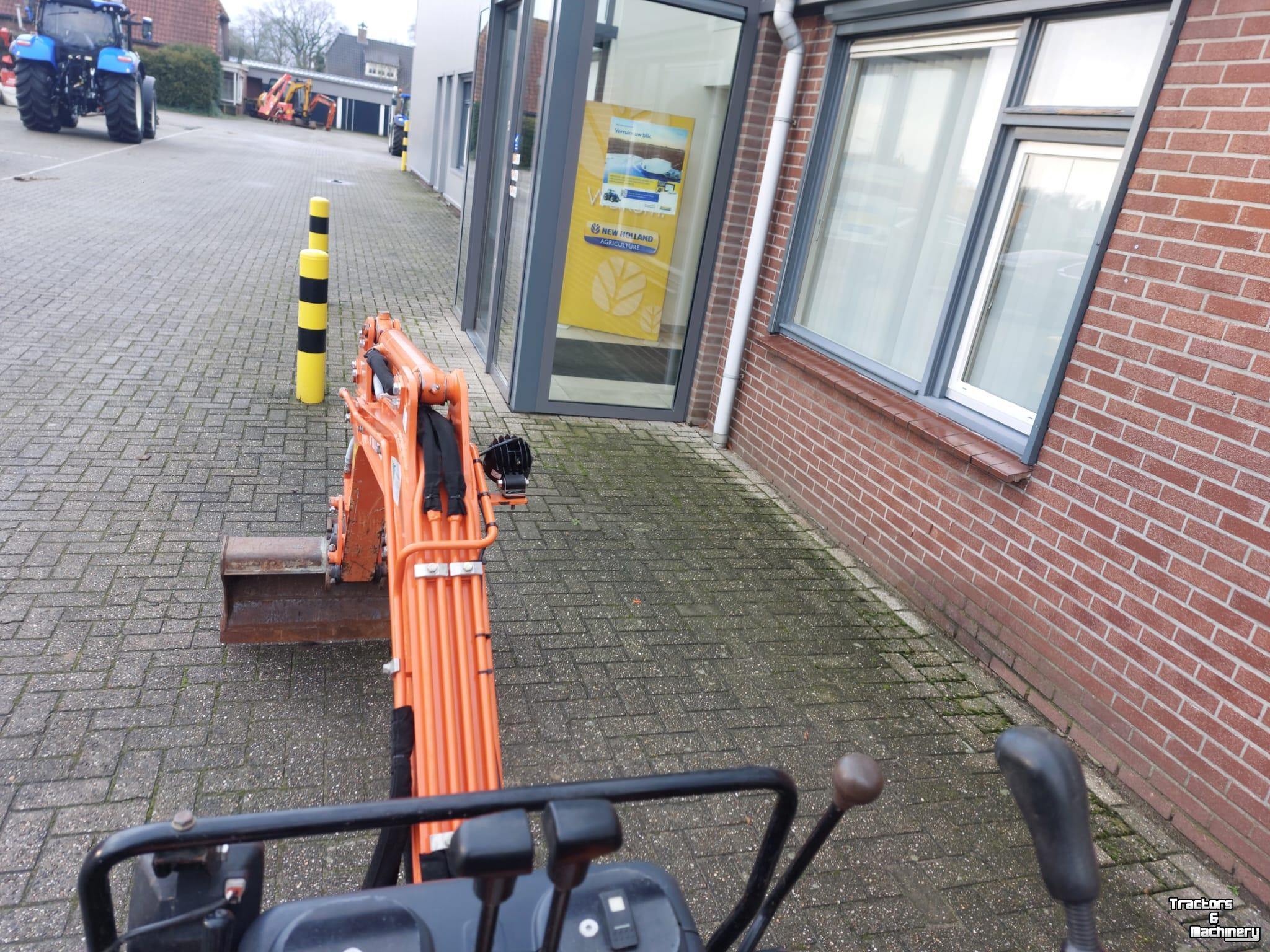 Pelles sur pneus Hitachi 10U
