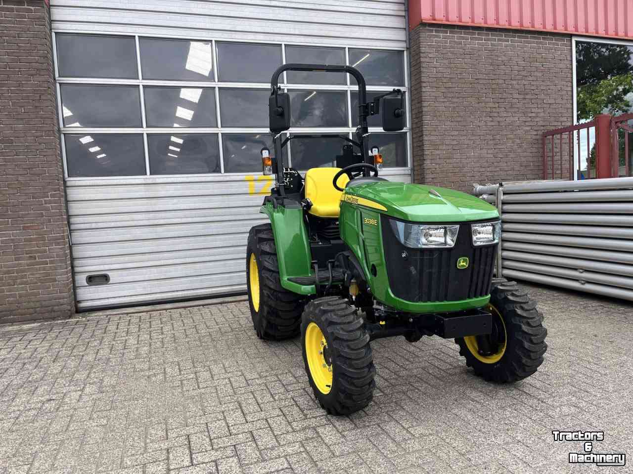 Tracteur pour horticulture John Deere 3038E Compact Tractor
