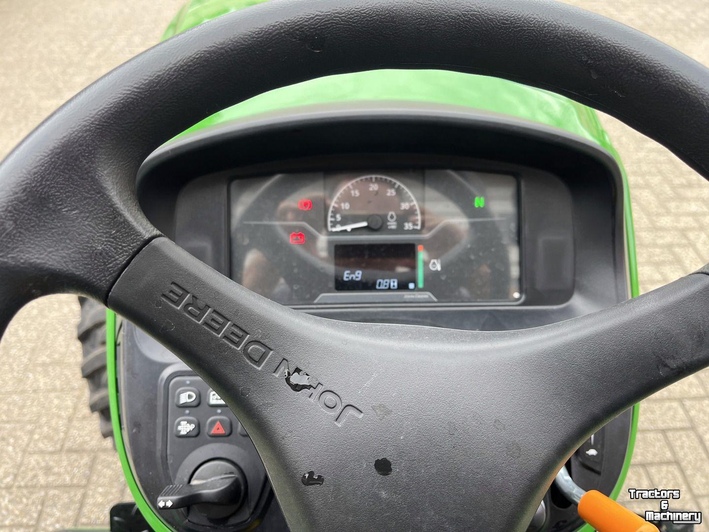 Tracteur pour vignes et vergers John Deere 3038E