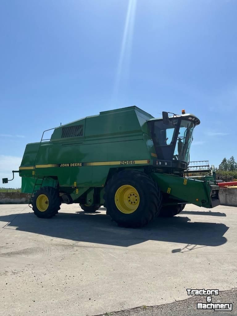Moissonneuse batteuse John Deere 2066