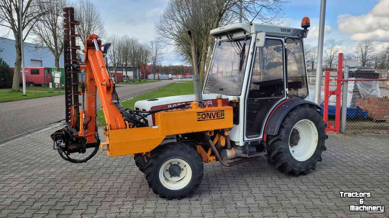 Tracteurs Steyr 8075 AS 4WD smalspoor met maaiarm/maaibalk