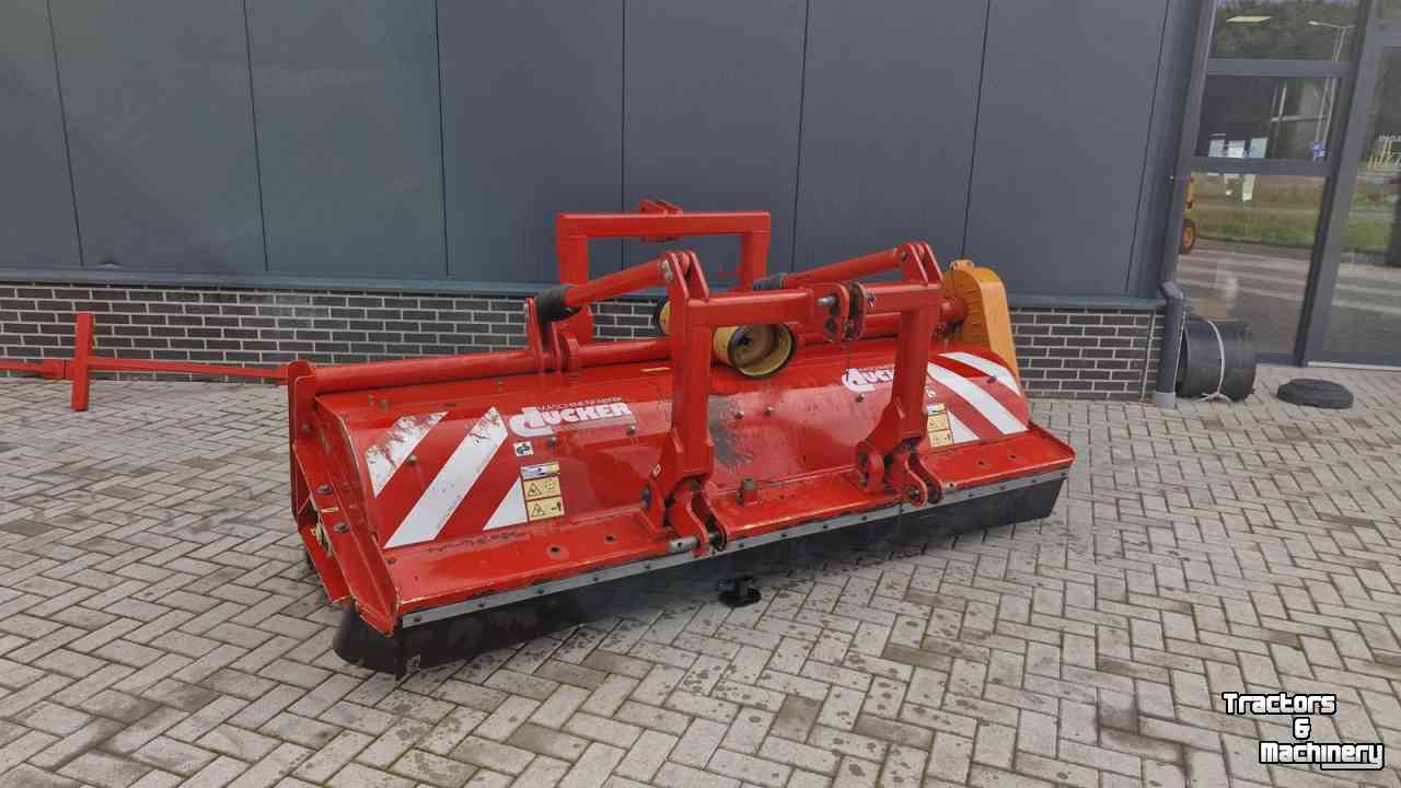 Faucheuse Ducker UM 27 frontmaaier