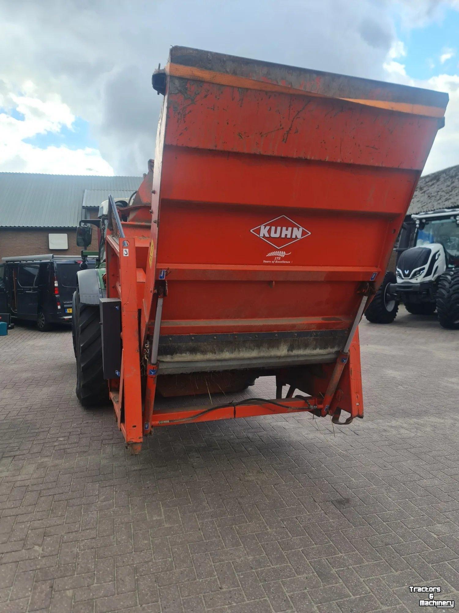 Distributeur de paille pour des logettes Kuhn PRIMOR 2060H STROSTROOIER