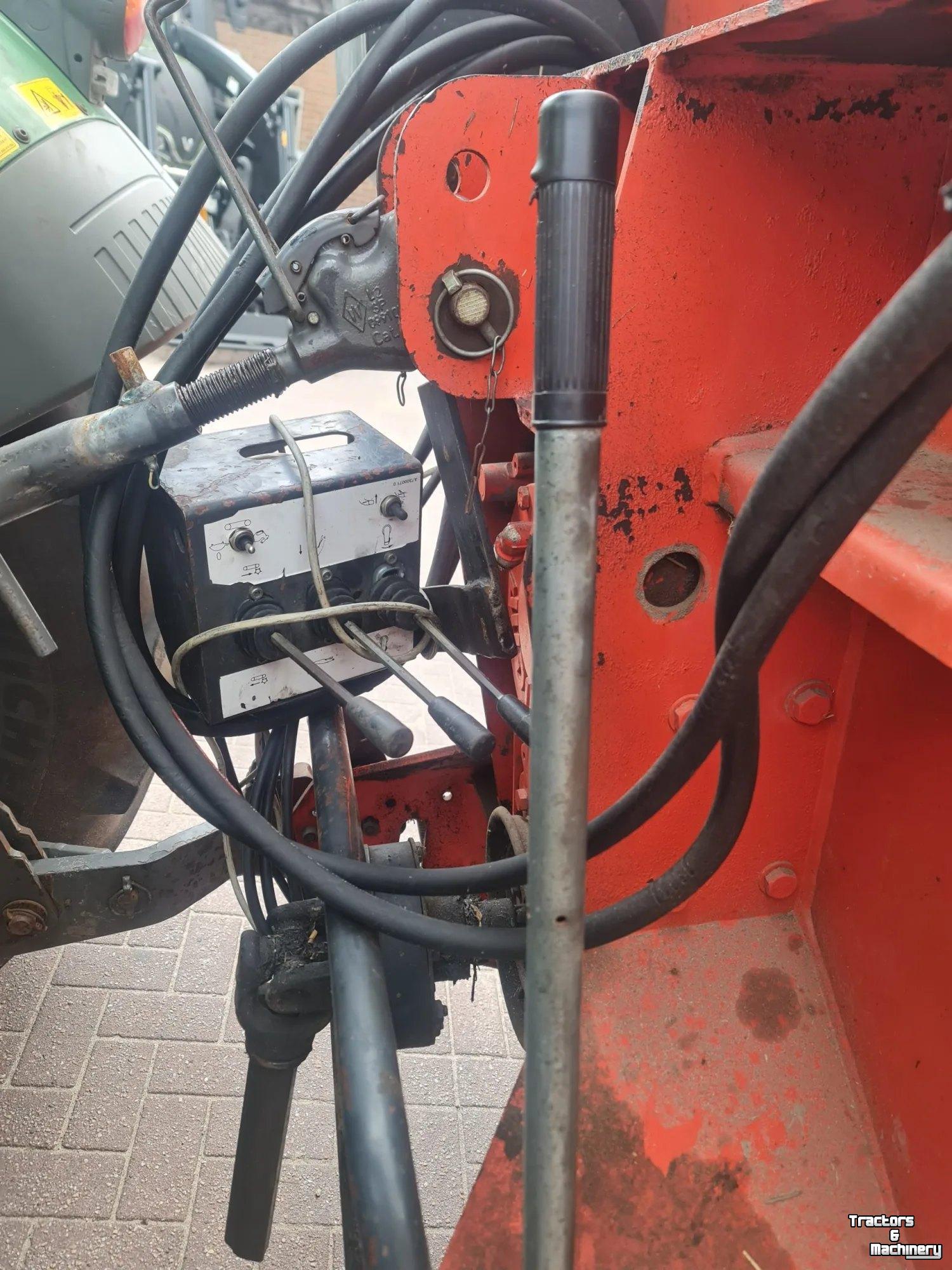 Distributeur de paille pour des logettes Kuhn PRIMOR 2060H STROSTROOIER