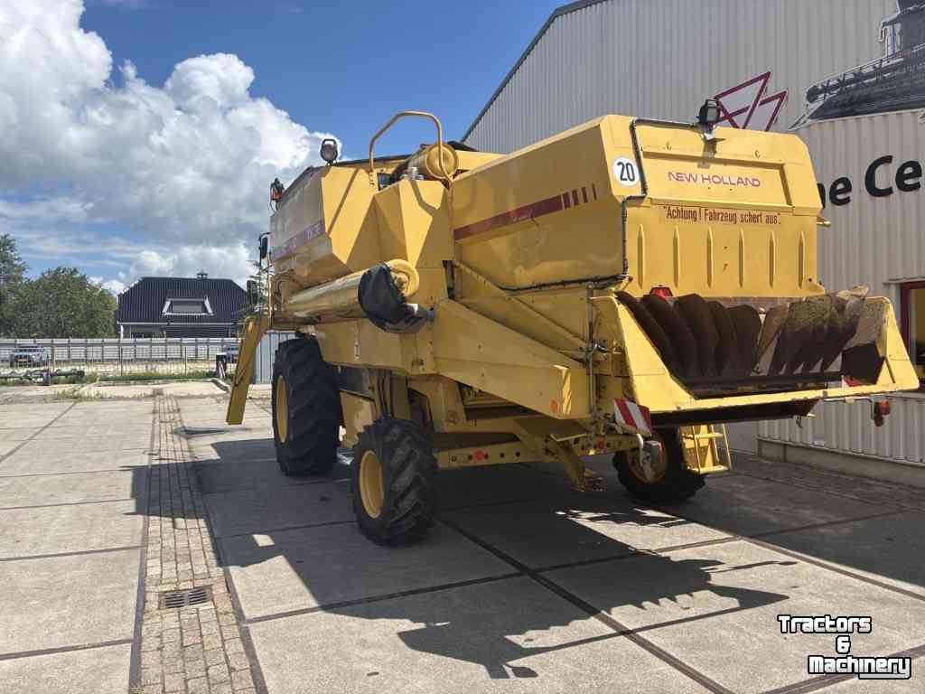 Moissonneuse batteuse New Holland TX36