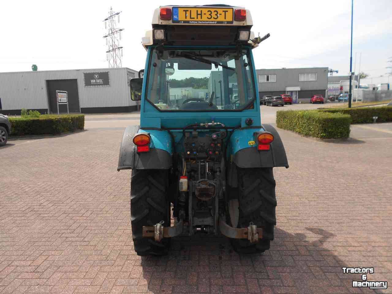Tracteur pour vignes et vergers Fendt 208 f