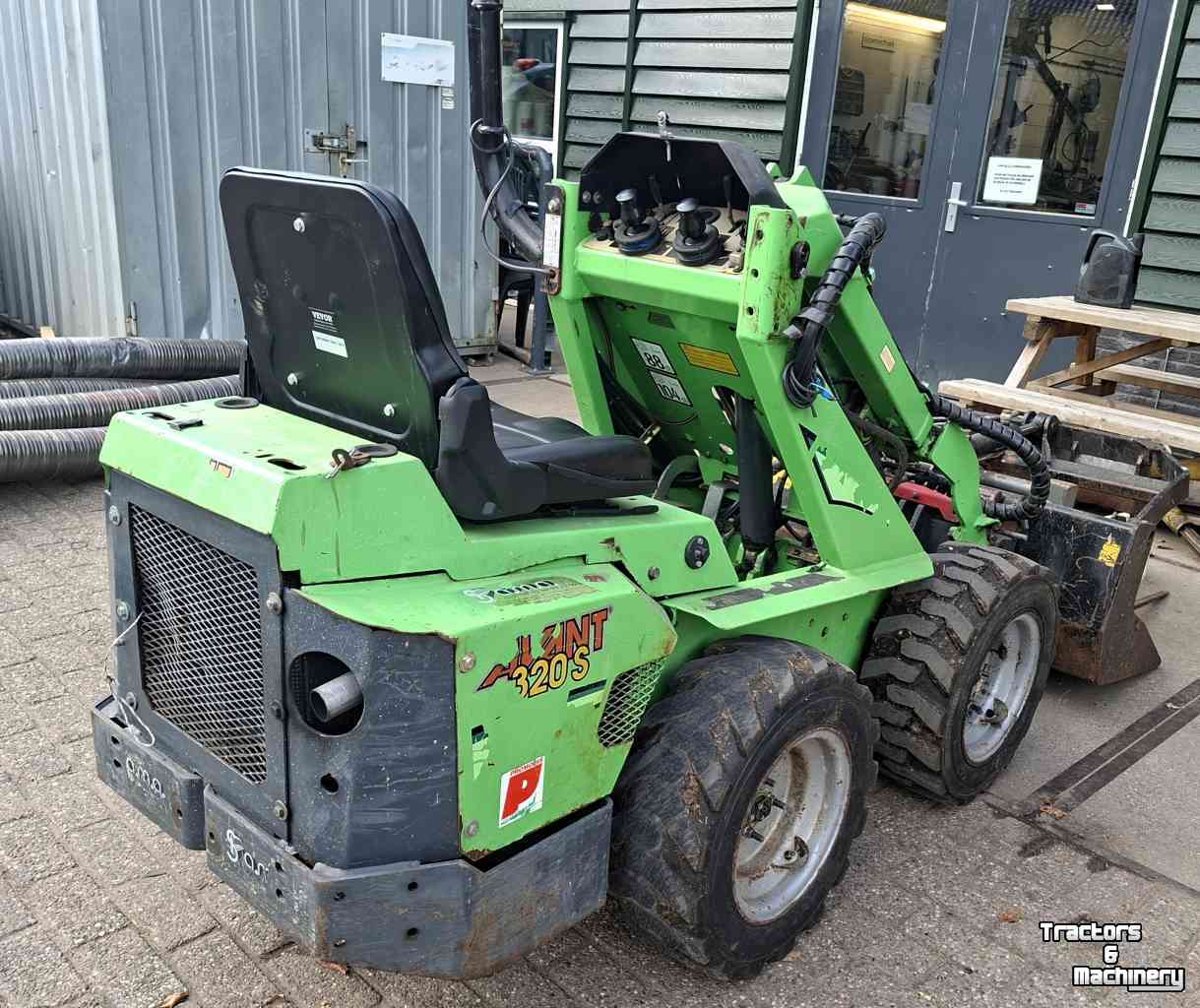 Chargeuse sur pneus Avant 320S