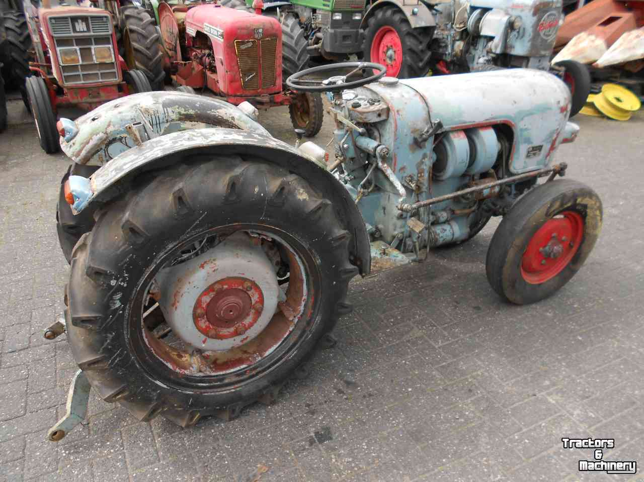 Tracteur pour vignes et vergers Eicher es 202