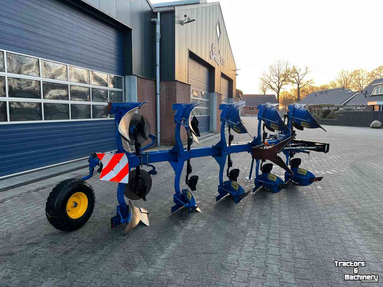 Charrues Overum CX590F