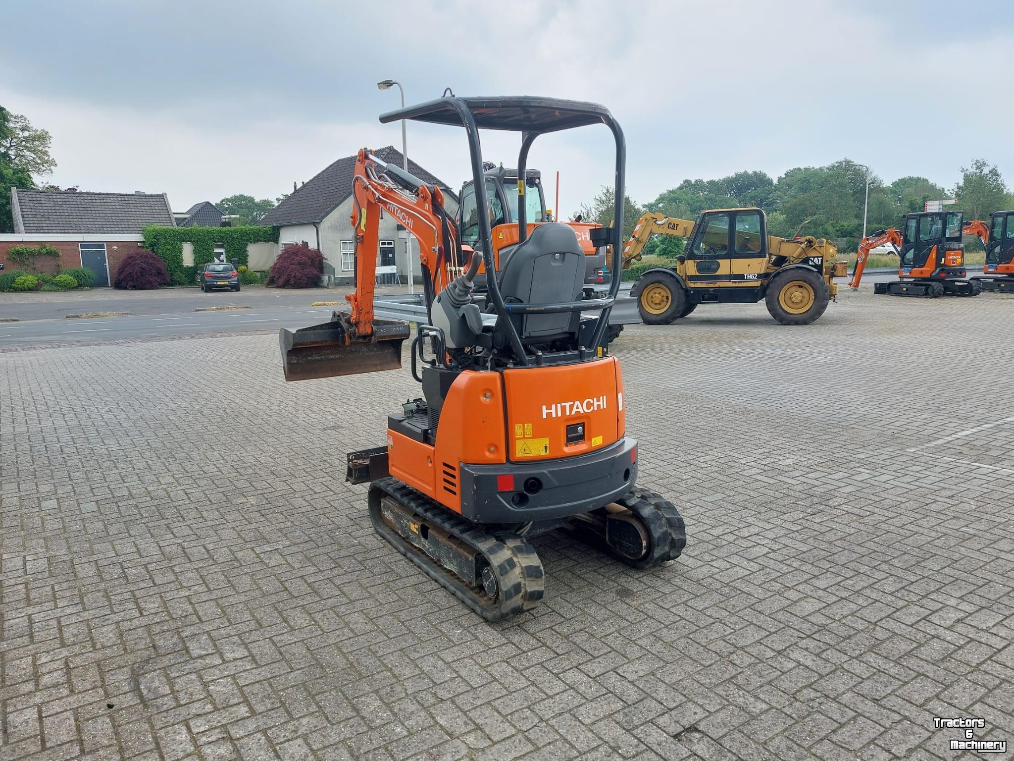 Pelles sur pneus Hitachi 19U