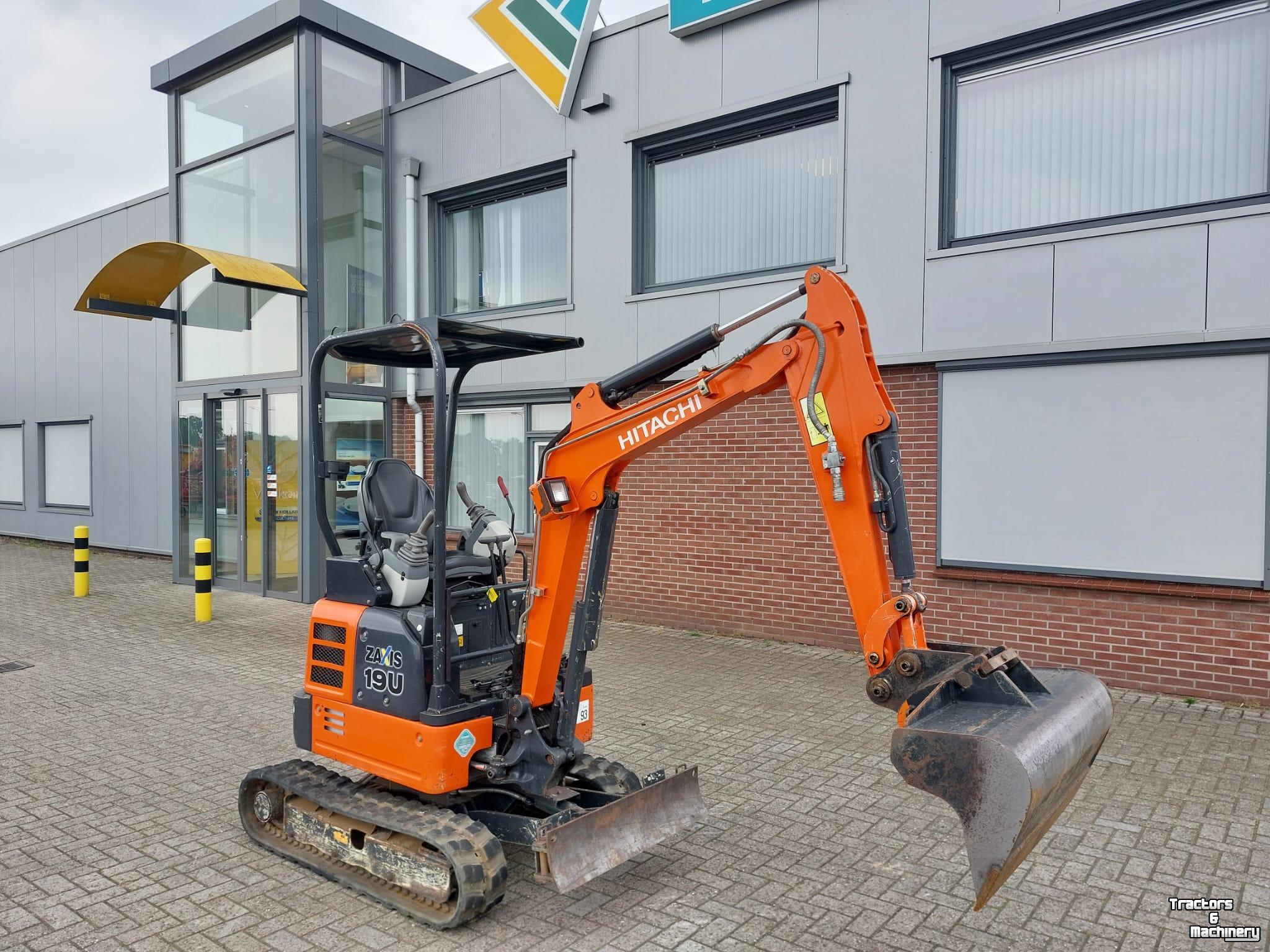 Pelles sur pneus Hitachi 19U
