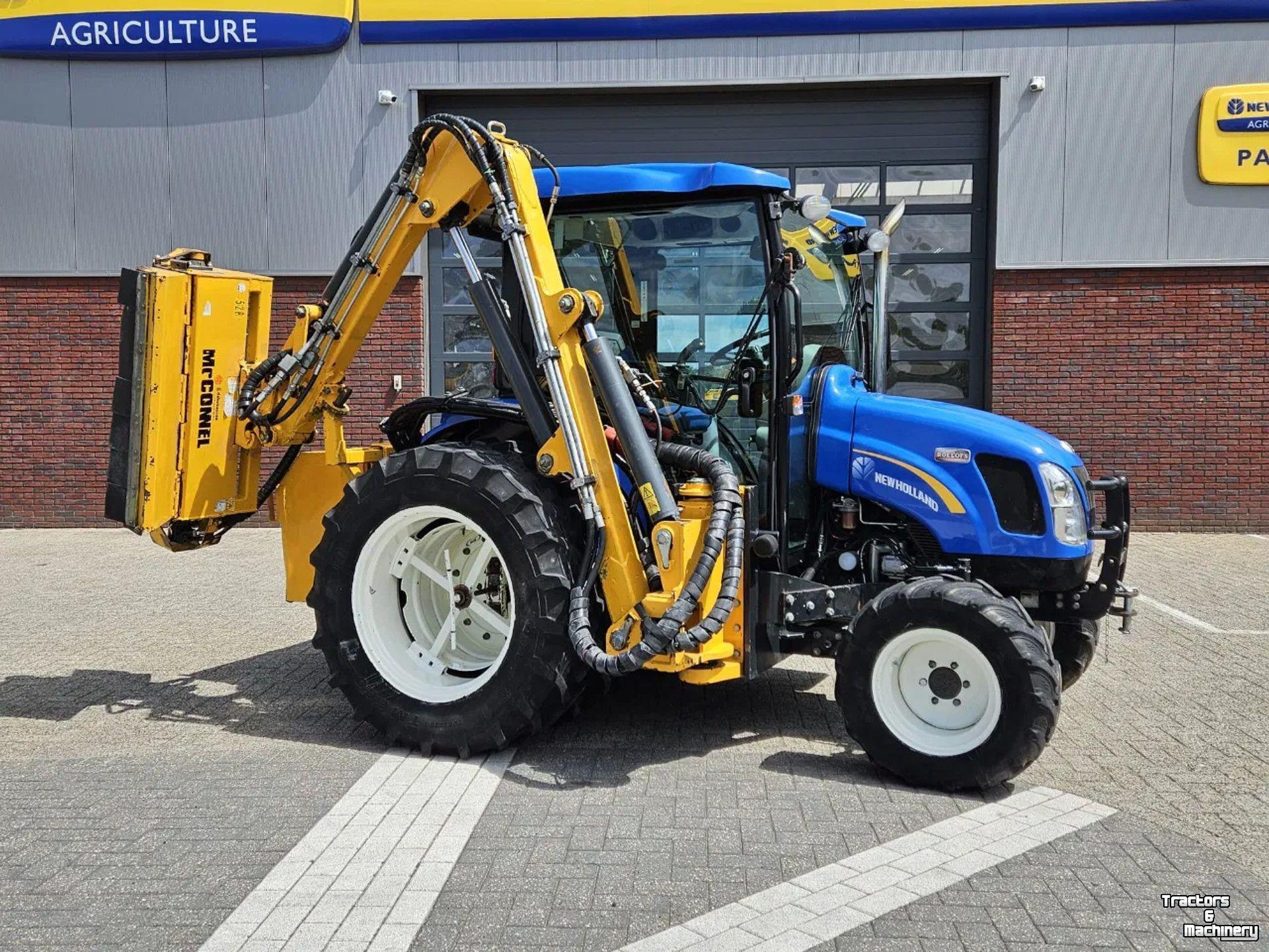 Tracteur pour vignes et vergers New Holland Boomer 3050 met Bos Maaiarm