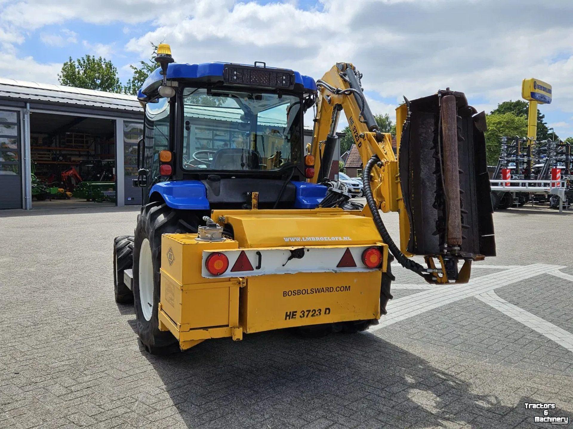 Tracteur pour vignes et vergers New Holland Boomer 3050 met Bos Maaiarm