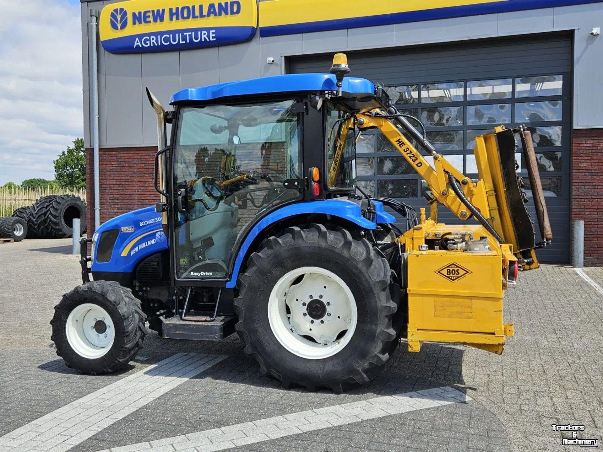 Tracteur pour vignes et vergers New Holland Boomer 3050 met Bos Maaiarm