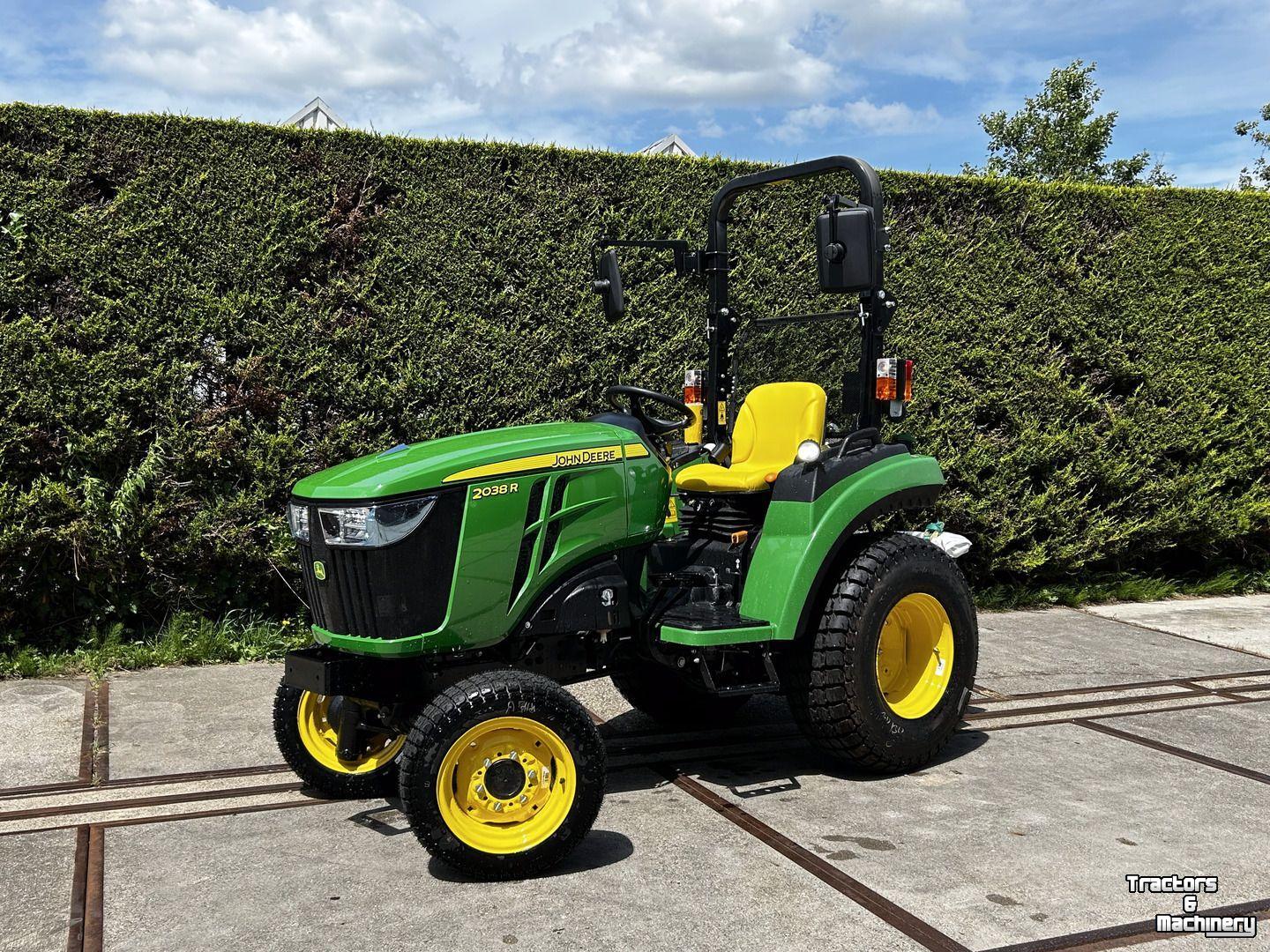Tracteur pour vignes et vergers John Deere 2032R
