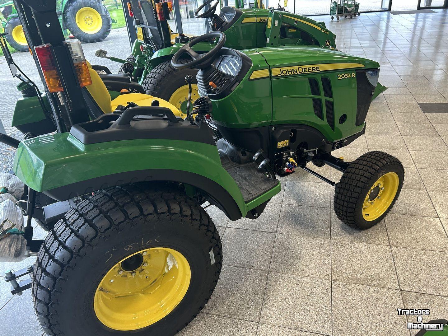 Tracteur pour vignes et vergers John Deere 2032R