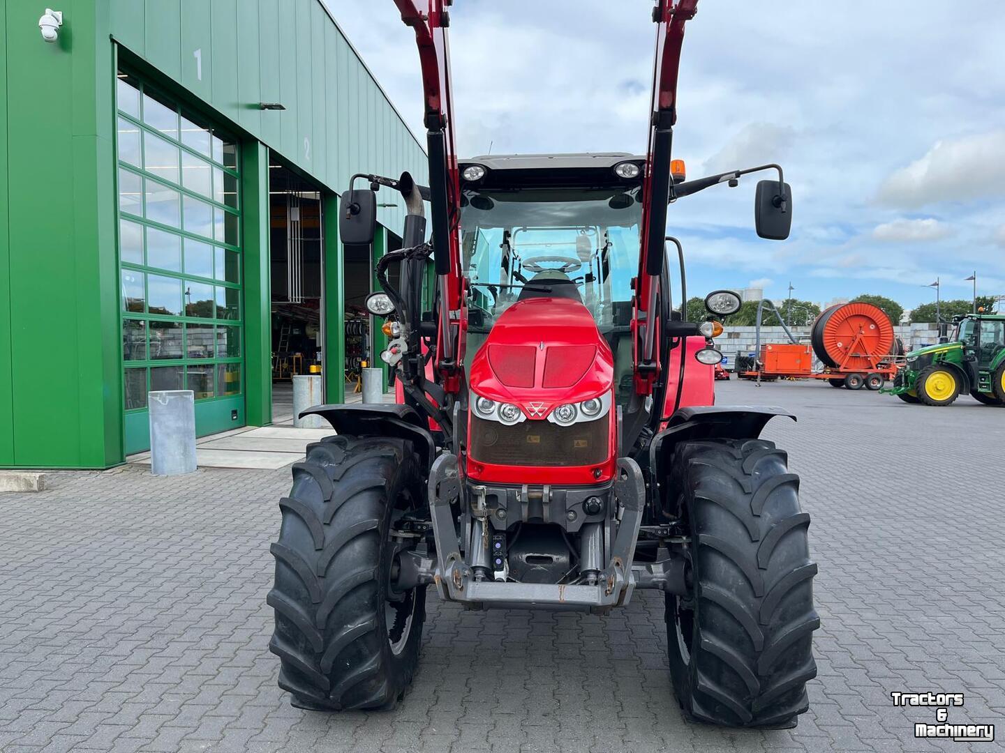 Tracteur Massey Ferguson 5712SL Dyna 4 trekker