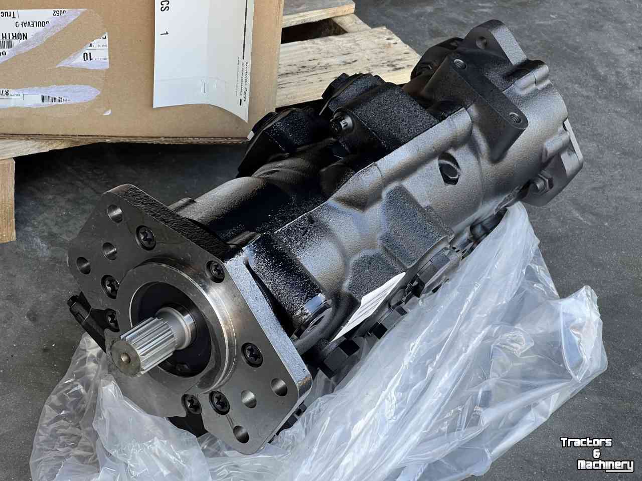 Chargeuse compacte New Holland Hydrostatic pump for CNH skid steer loader SAUER DANFOSS Model: M91-46153 Parts nr: 87043497