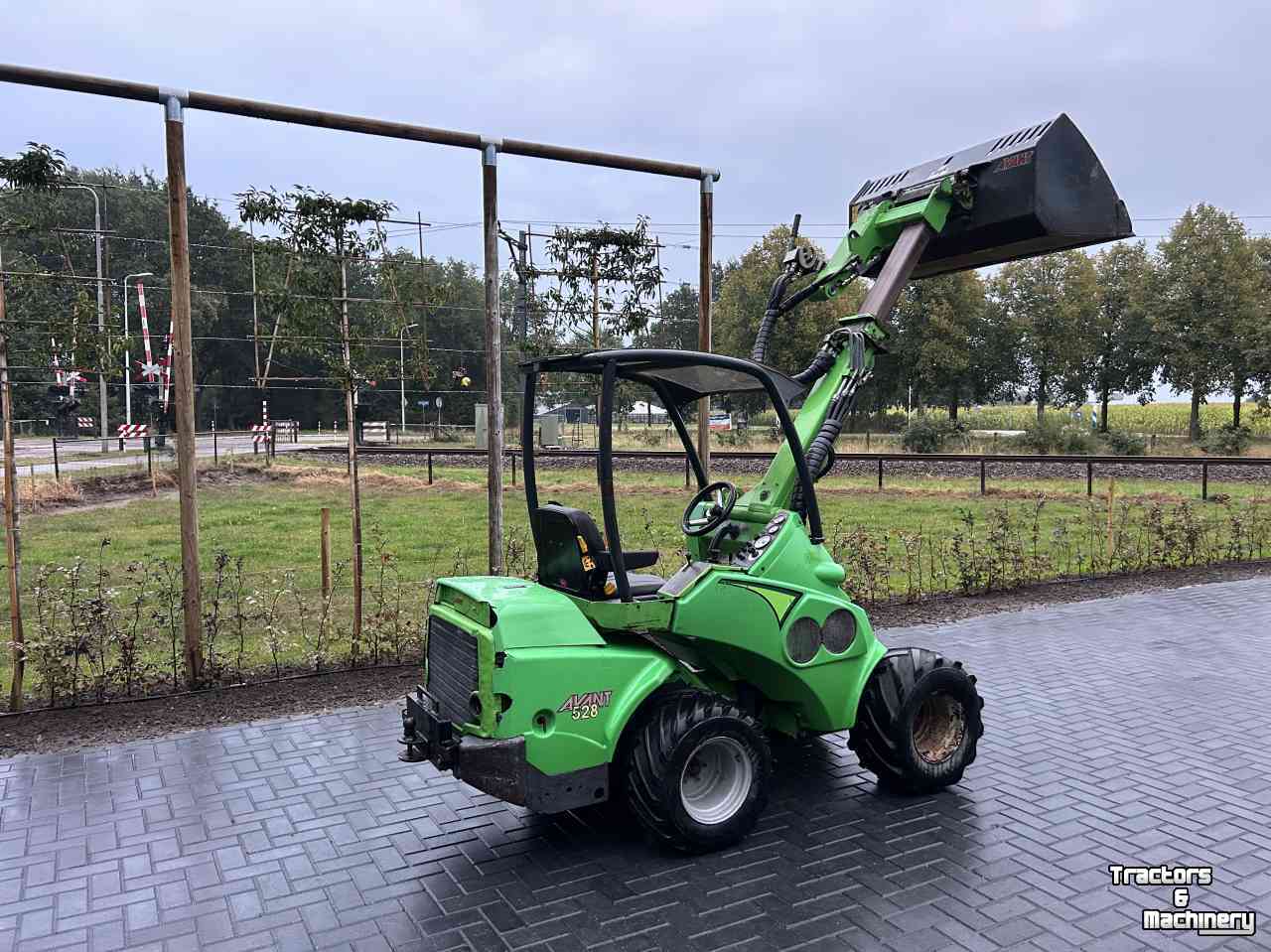 Chargeuse sur pneus Avant 528