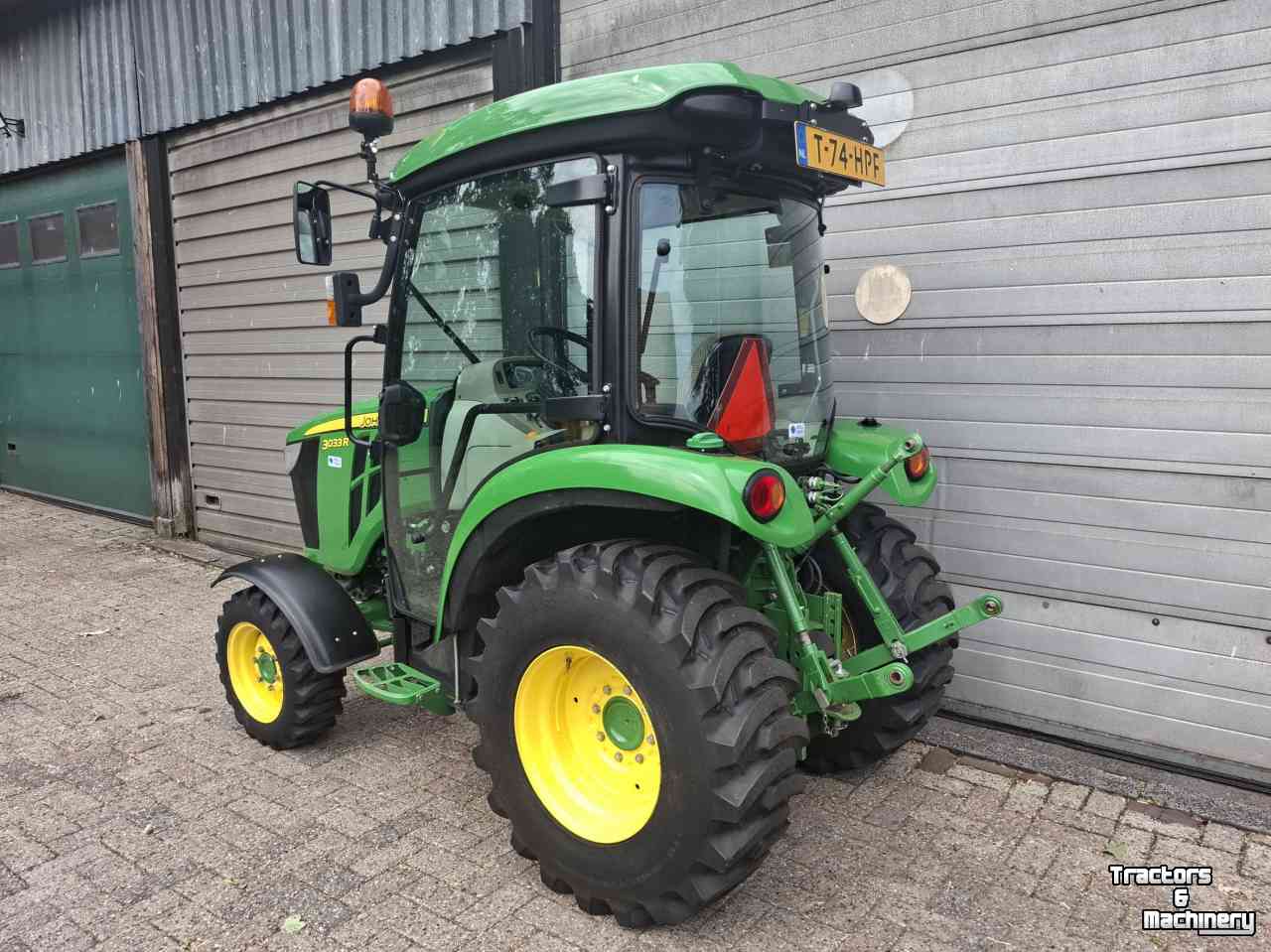 Tracteur pour horticulture John Deere 3033R compact tractor smalspoor hydrostaat tuin en park communal kleine trekker mini