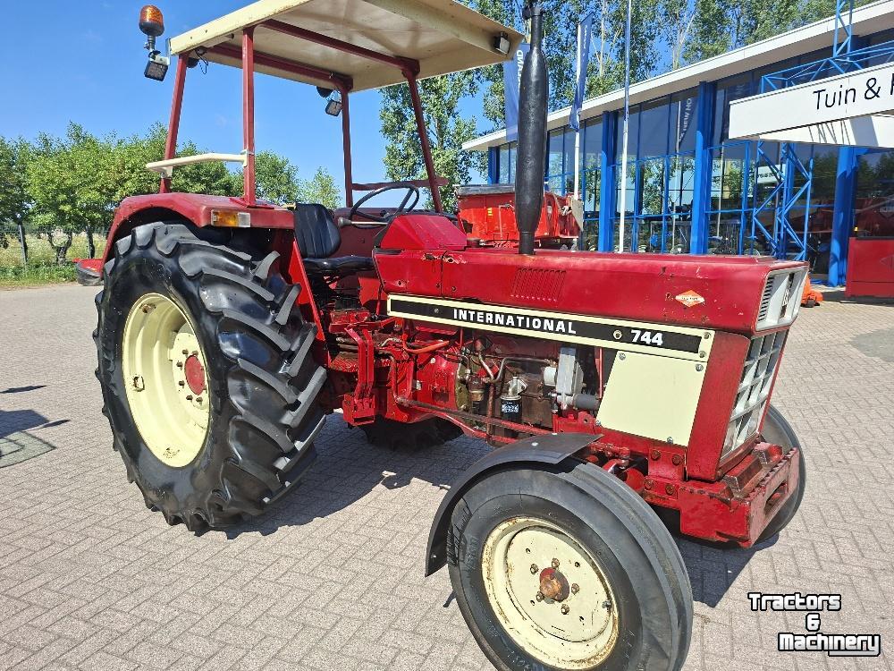 Tracteur International INTERNATIONAL 744