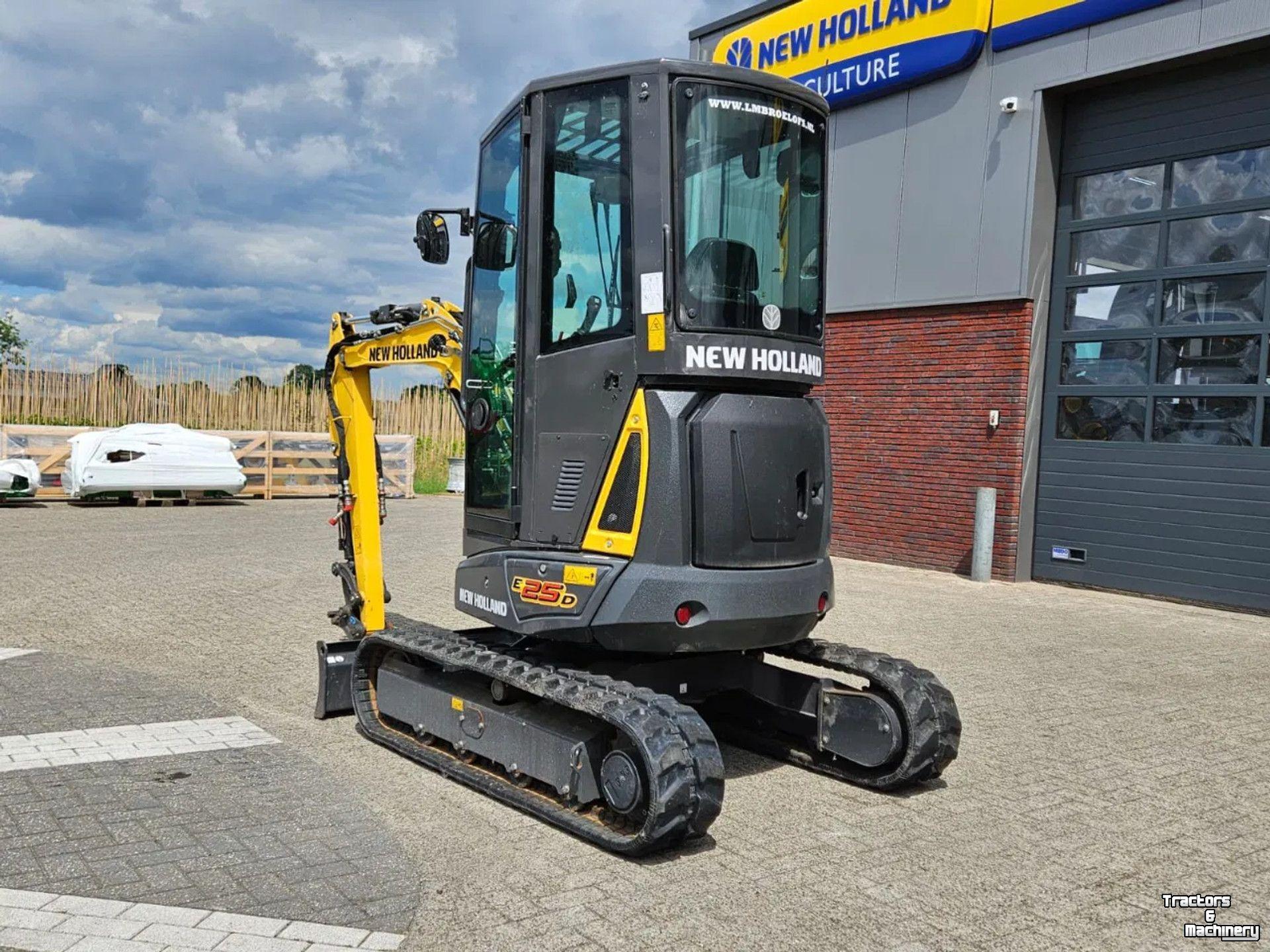Mini pelleteuse New Holland E25D minikraan